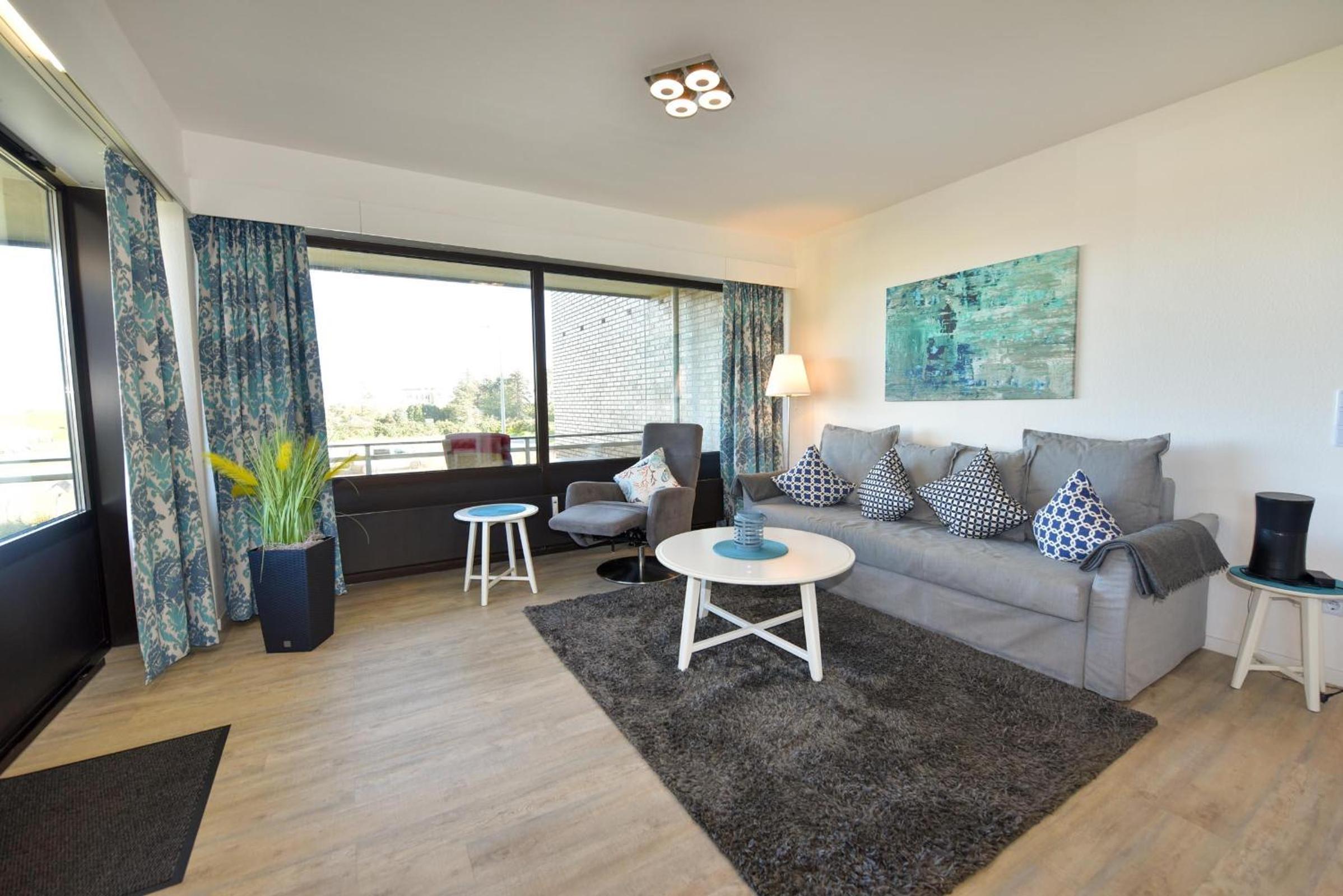 Apartment with Balcony photo 2