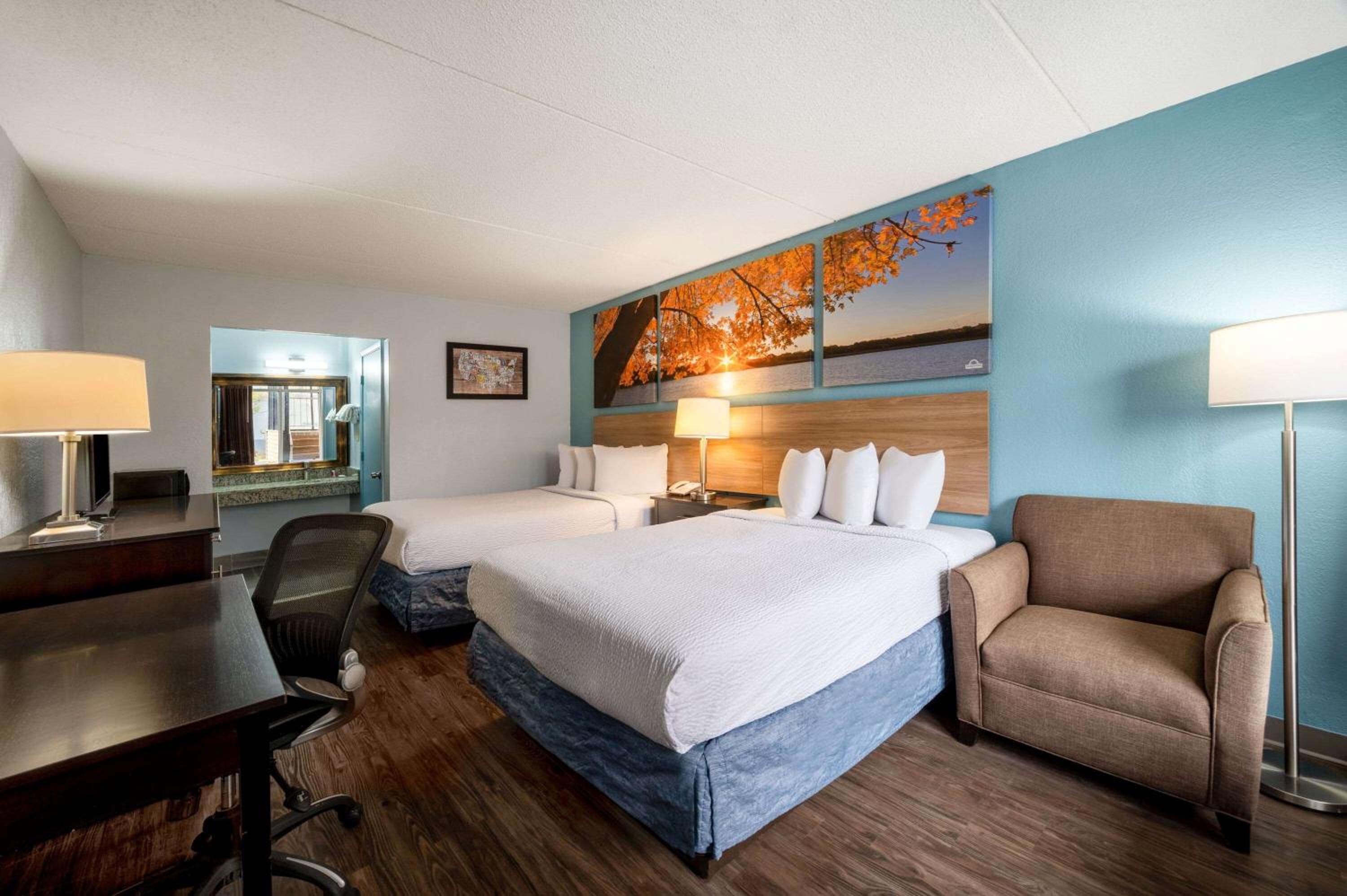 Double Room with Two Double Beds and Roll-In Shower - Mobility Access/Non-Smoking - Photo 2