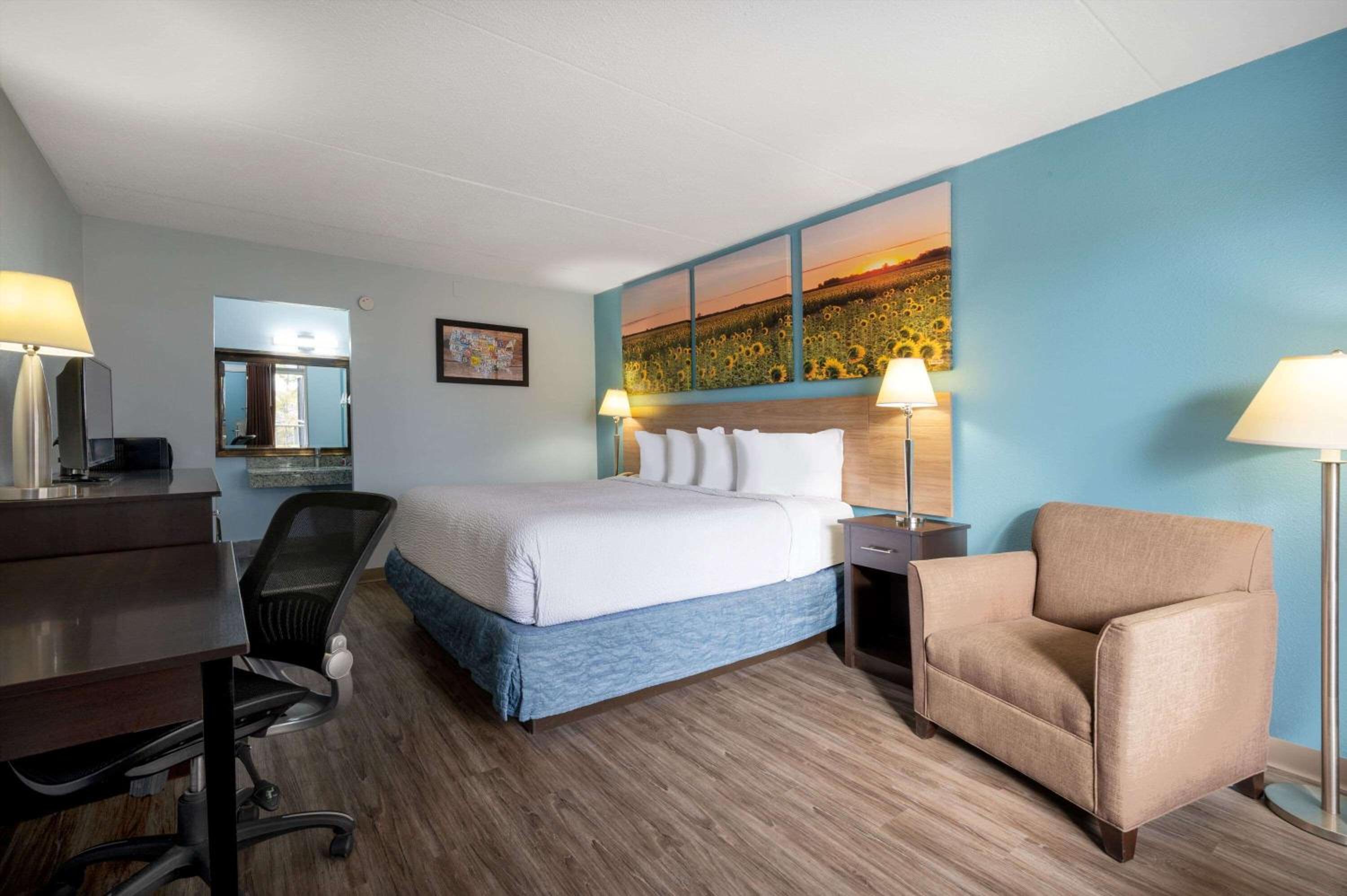 King Room - Non-Smoking - Photo 1