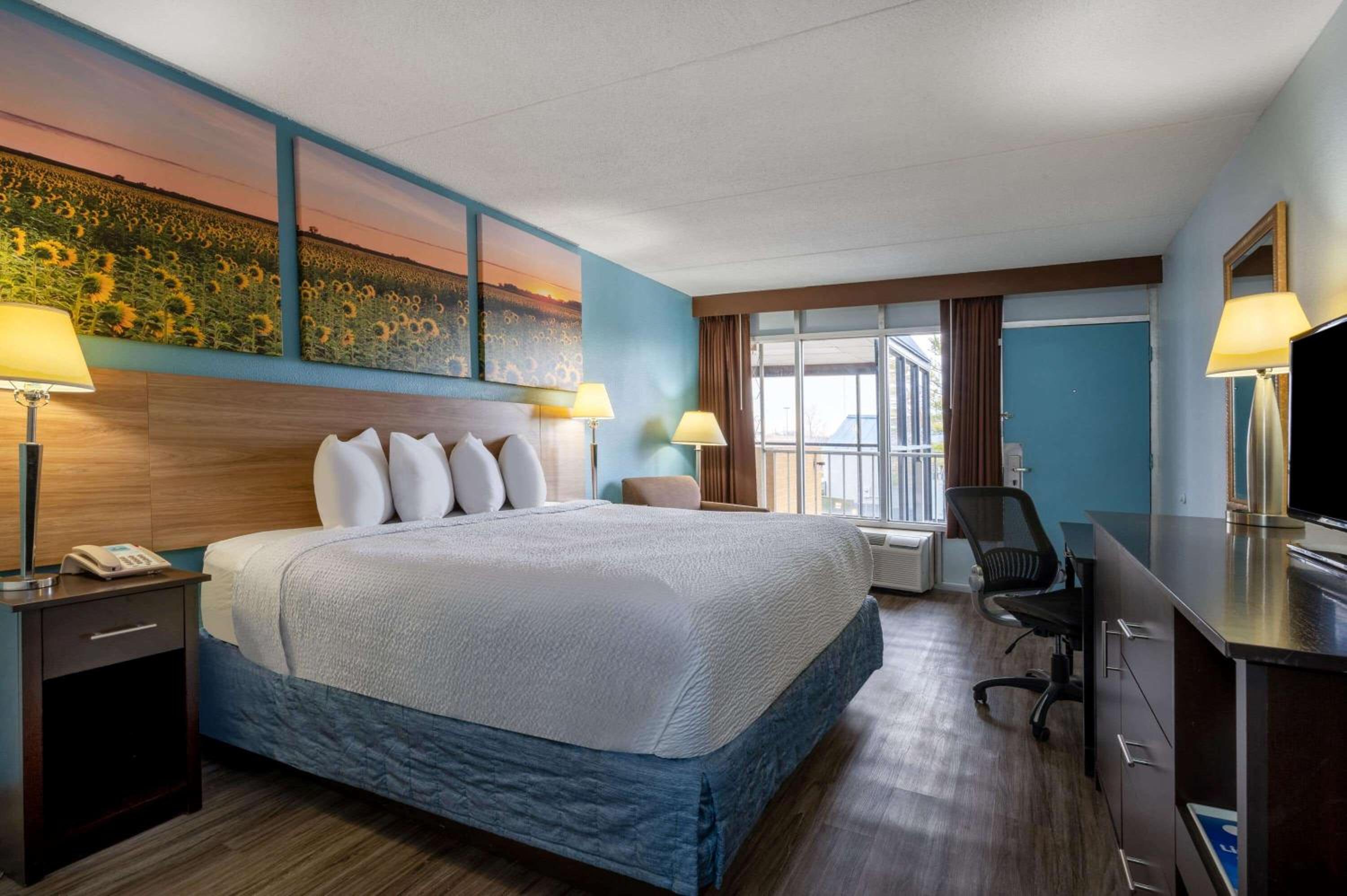 King Room - Non-Smoking - Photo 2
