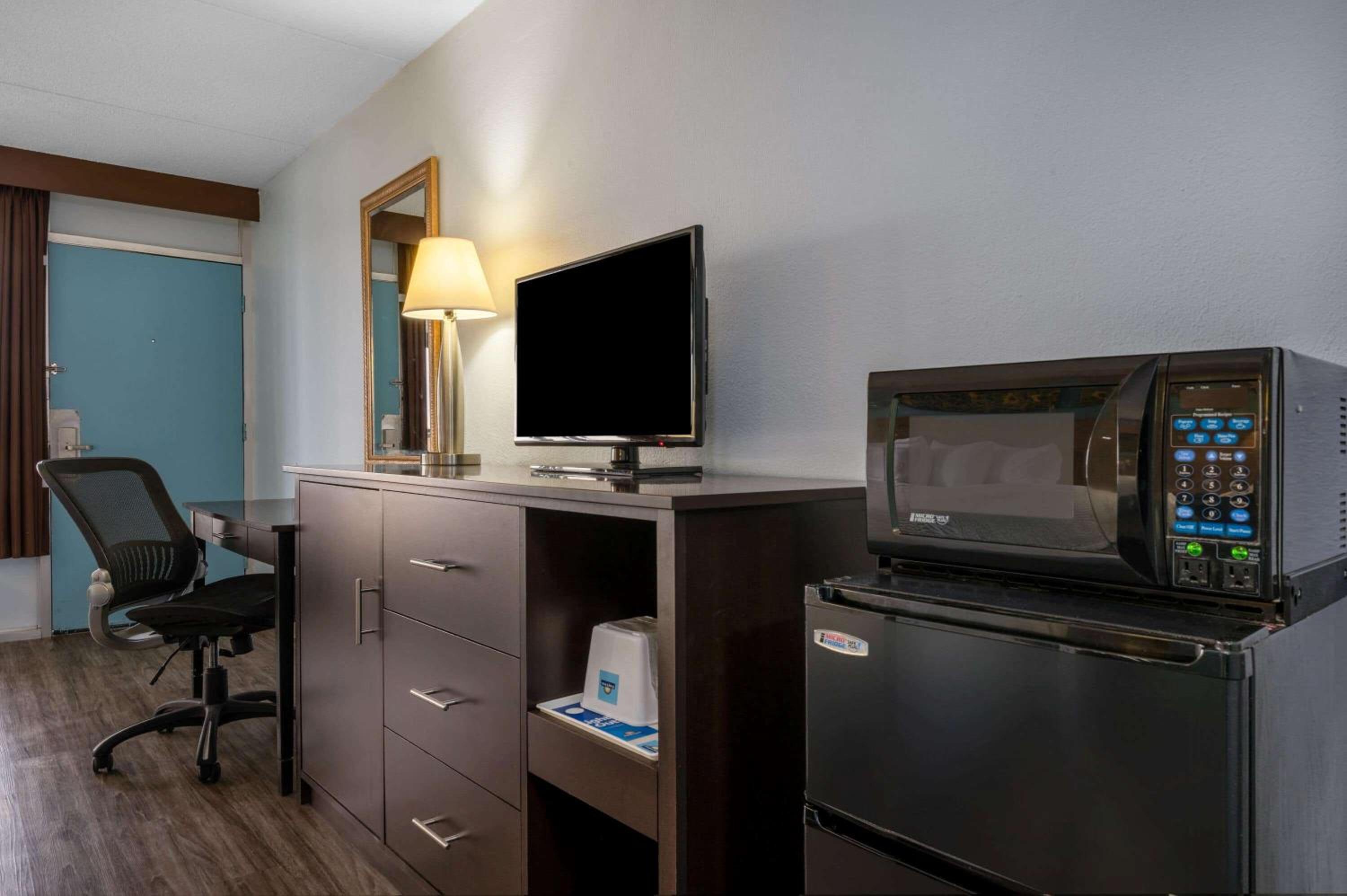 King Room - Non-Smoking - Photo 7