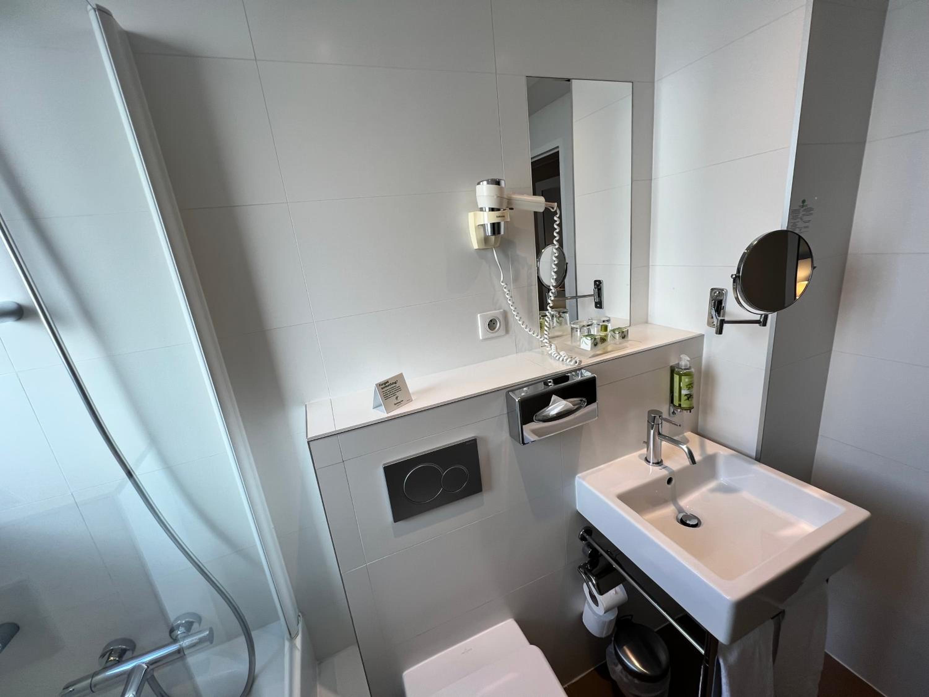 Standard Double Room thumbnail 5