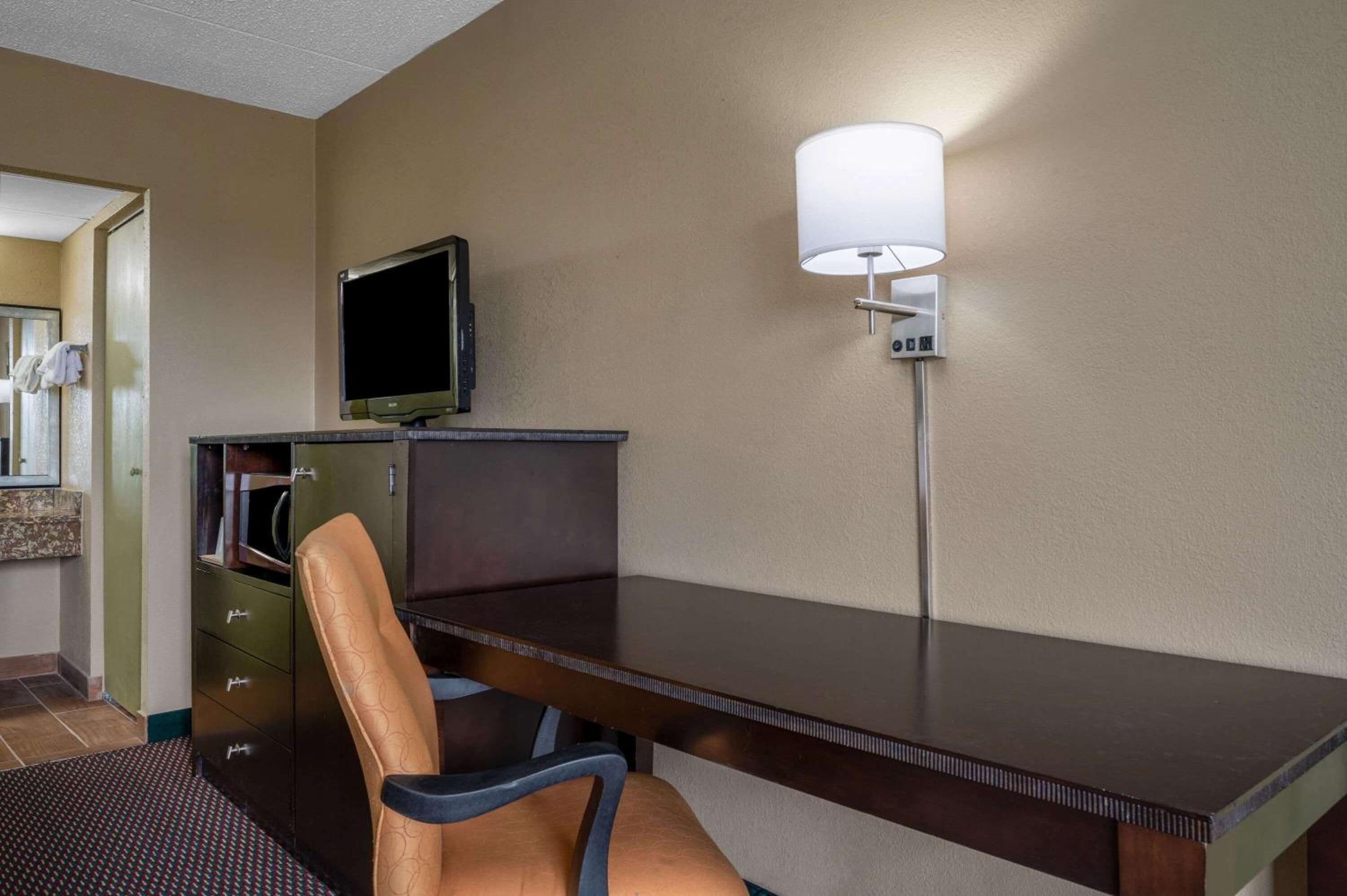 King Room with Roll-In Shower - Mobility Access/Non-Smoking - Photo 4