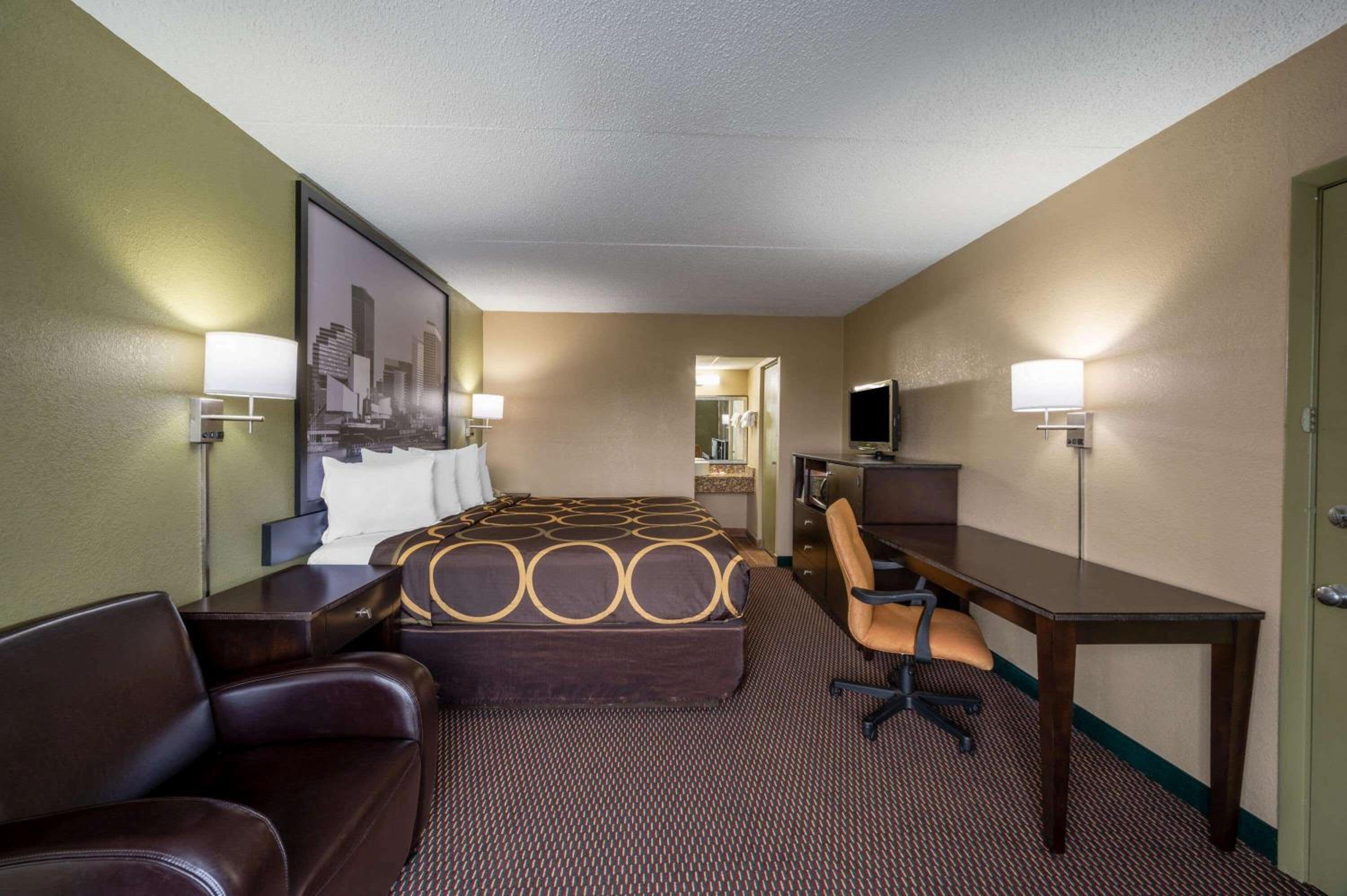 King Room with Roll-In Shower - Mobility Access/Non-Smoking - Photo 1