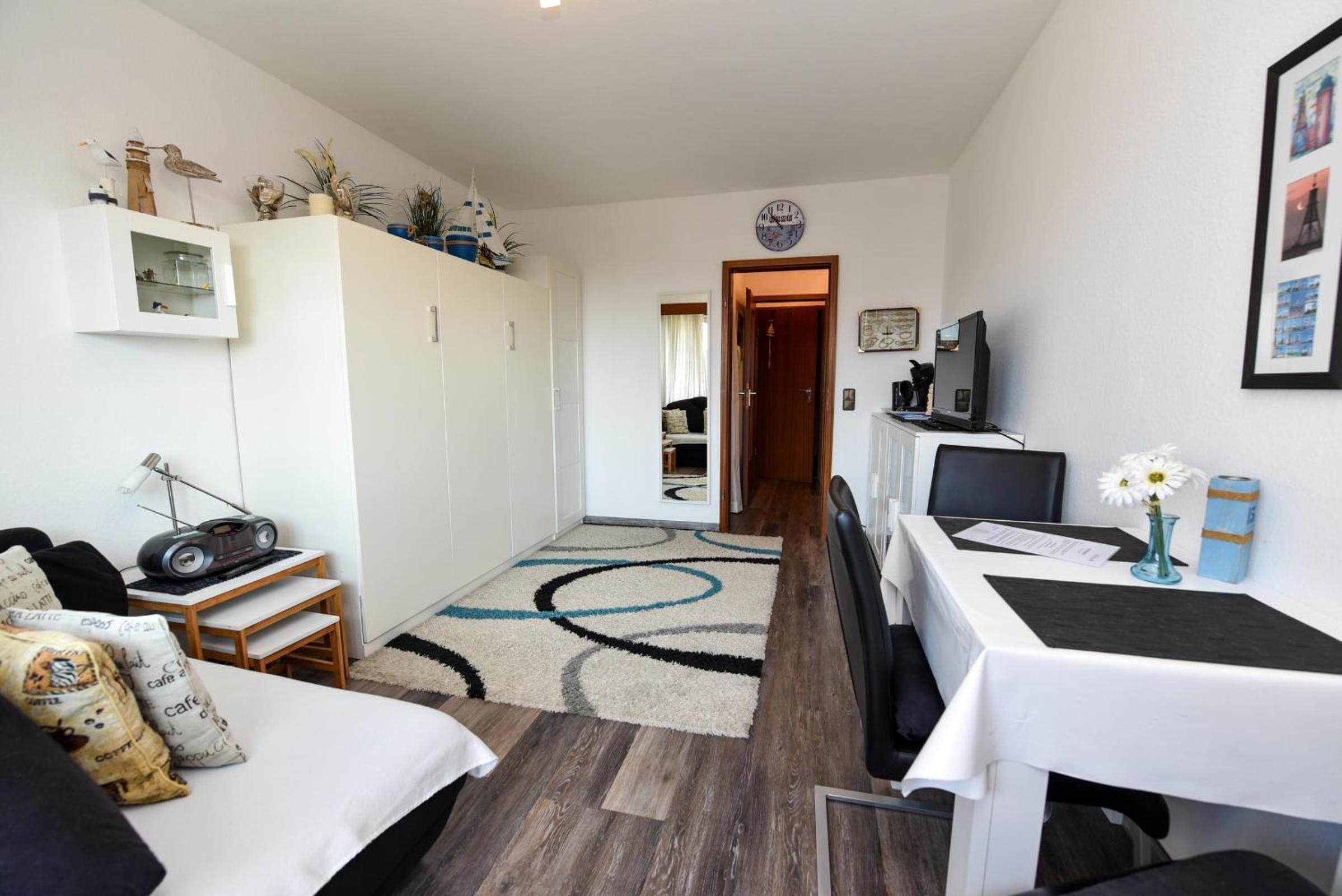 Apartment with Balcony photo 3