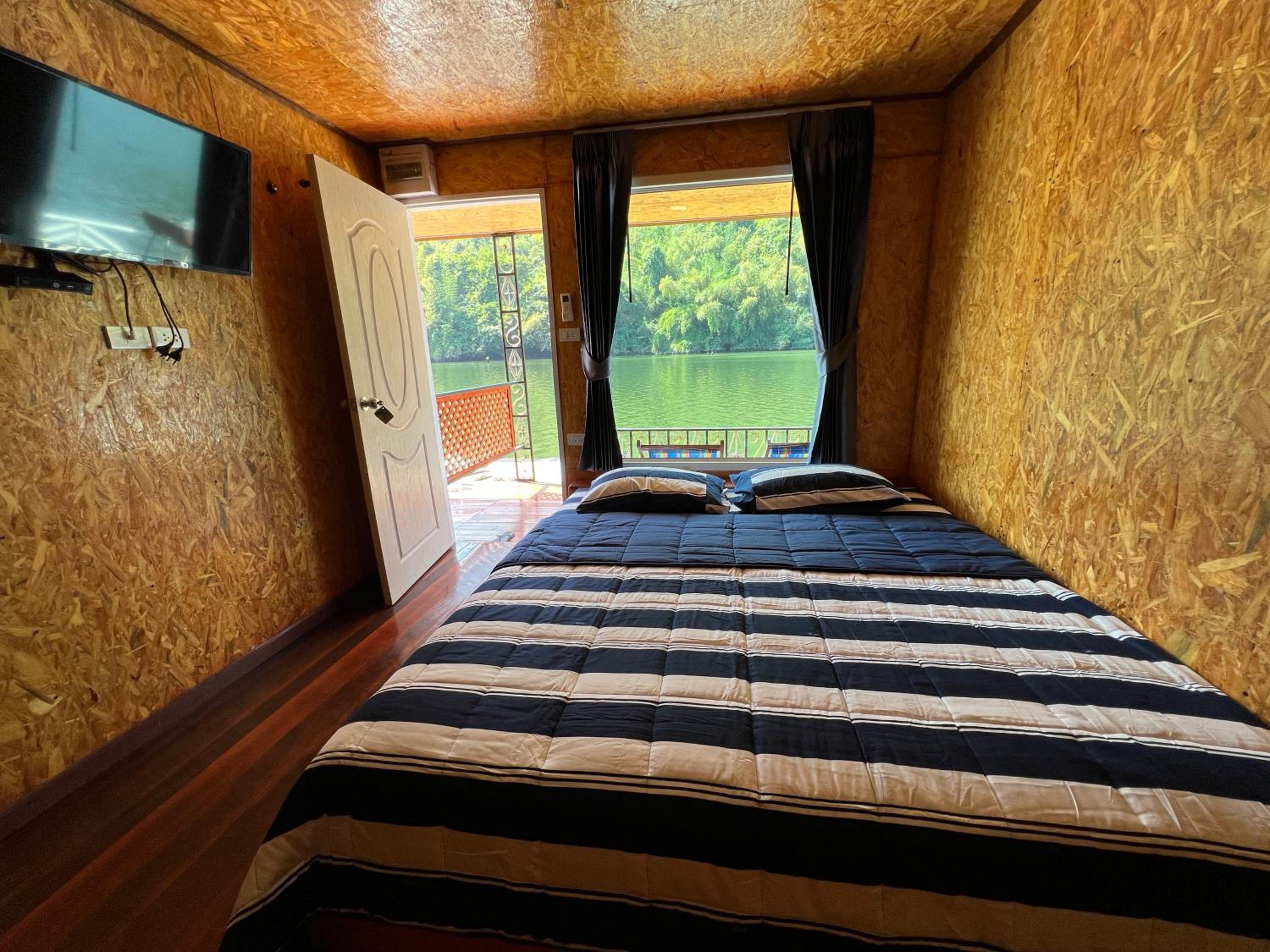 Standard King Room - Photo 8