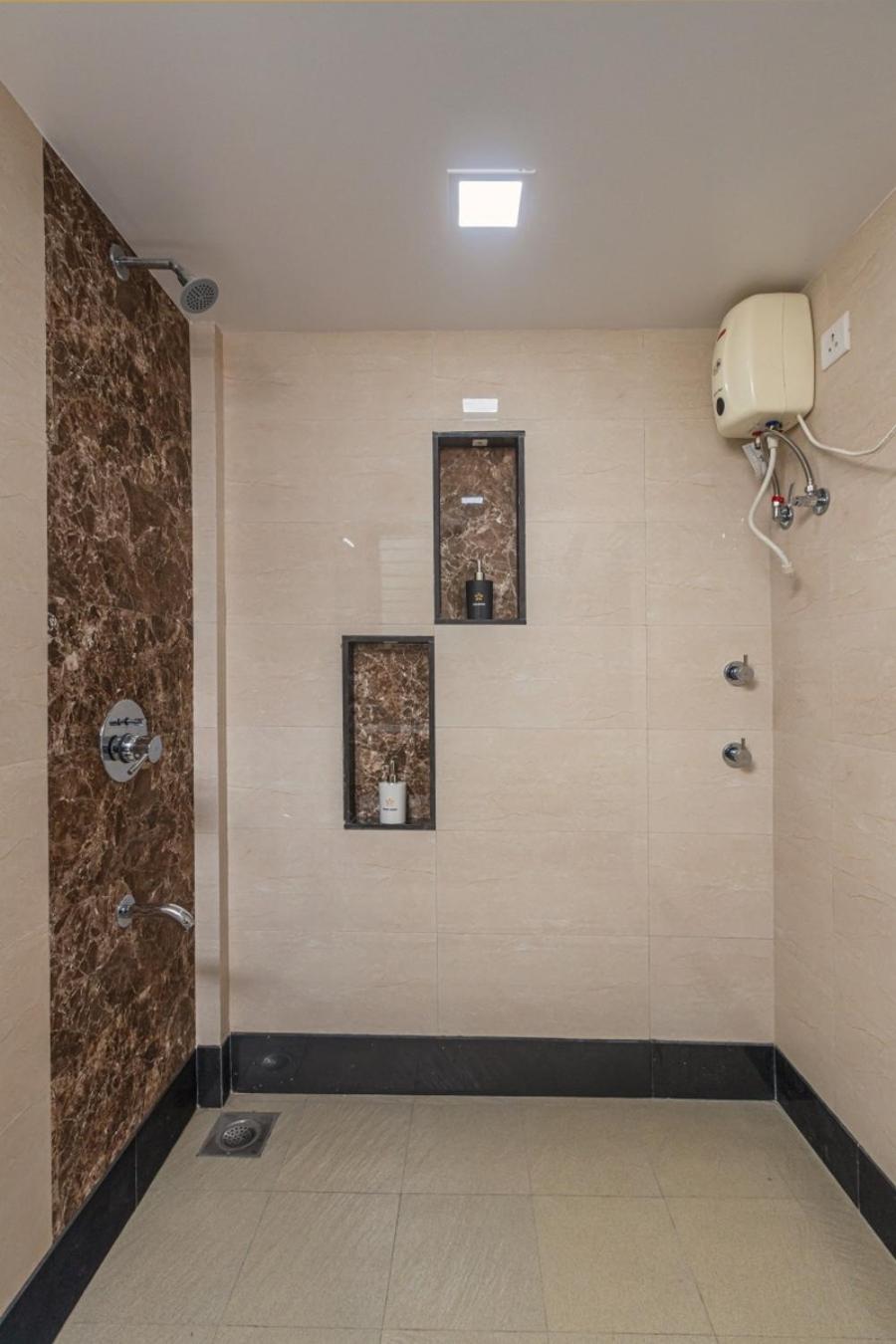 Suite - Photo 18