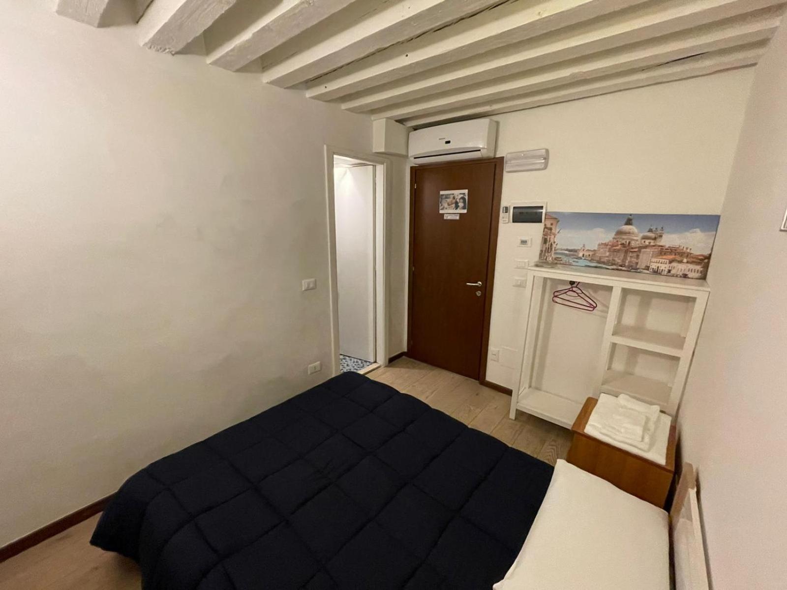 Single Room with Private Bathroom photo 1