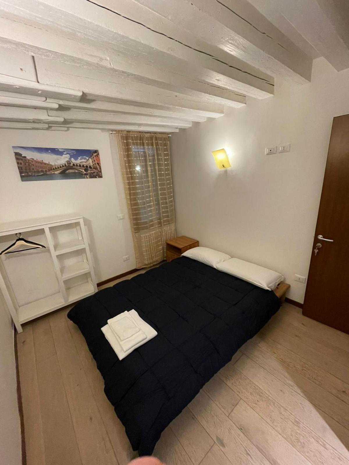 Single Room with Private Bathroom photo 2