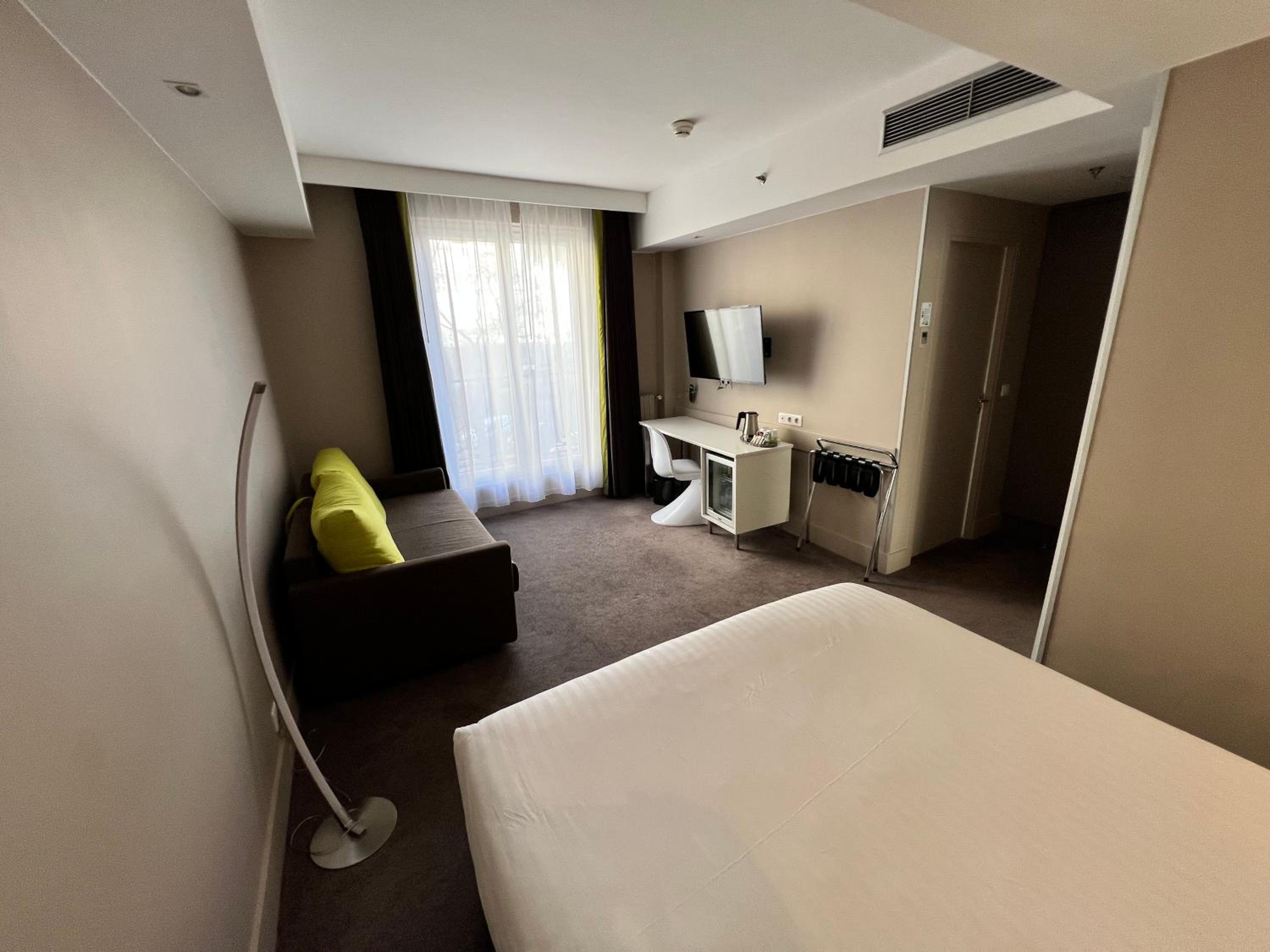 Standard Double Room thumbnail 6