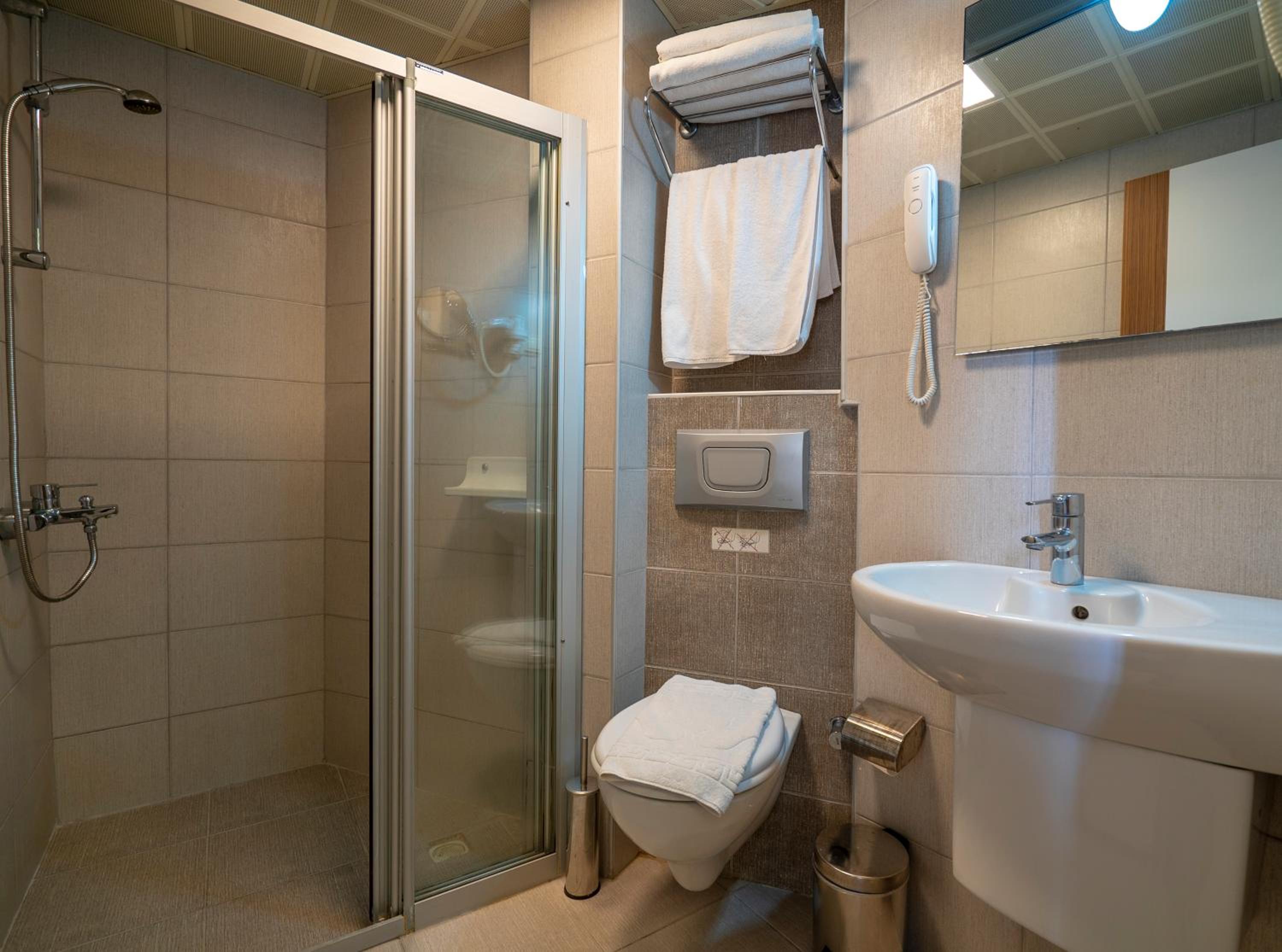 Standard Double or Twin Room thumbnail 6