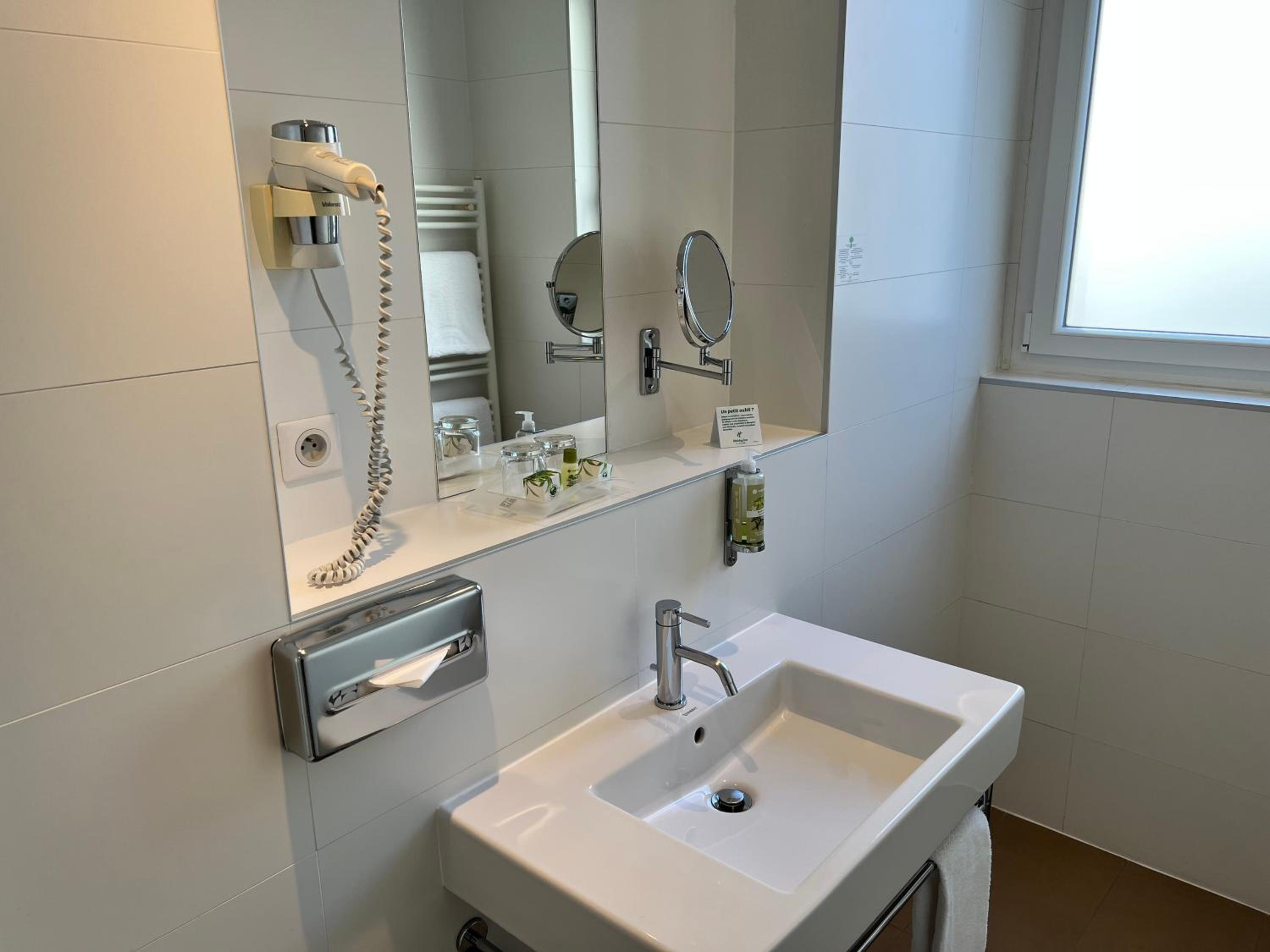 Standard Twin Room thumbnail 5