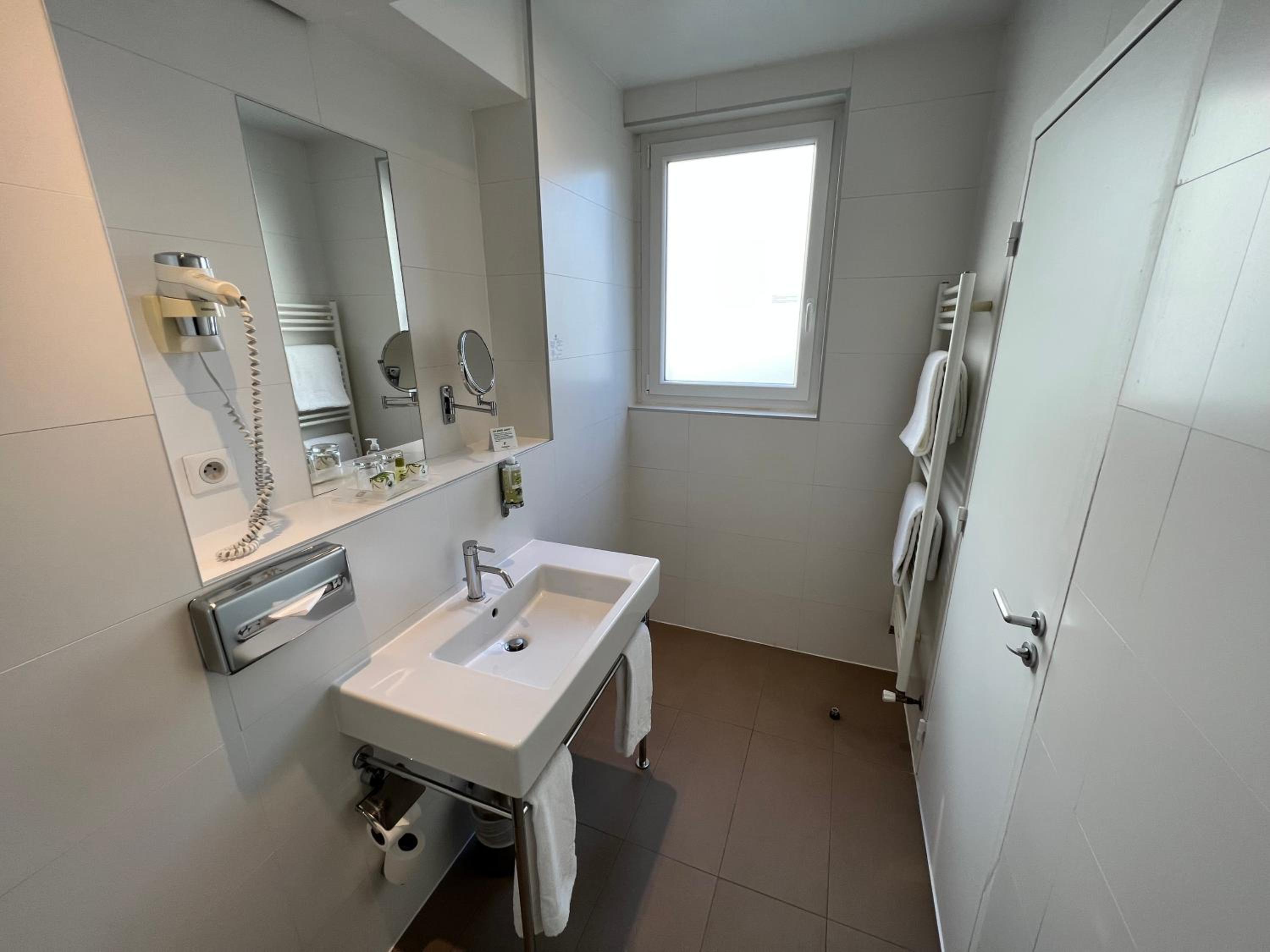Standard Twin Room thumbnail 6