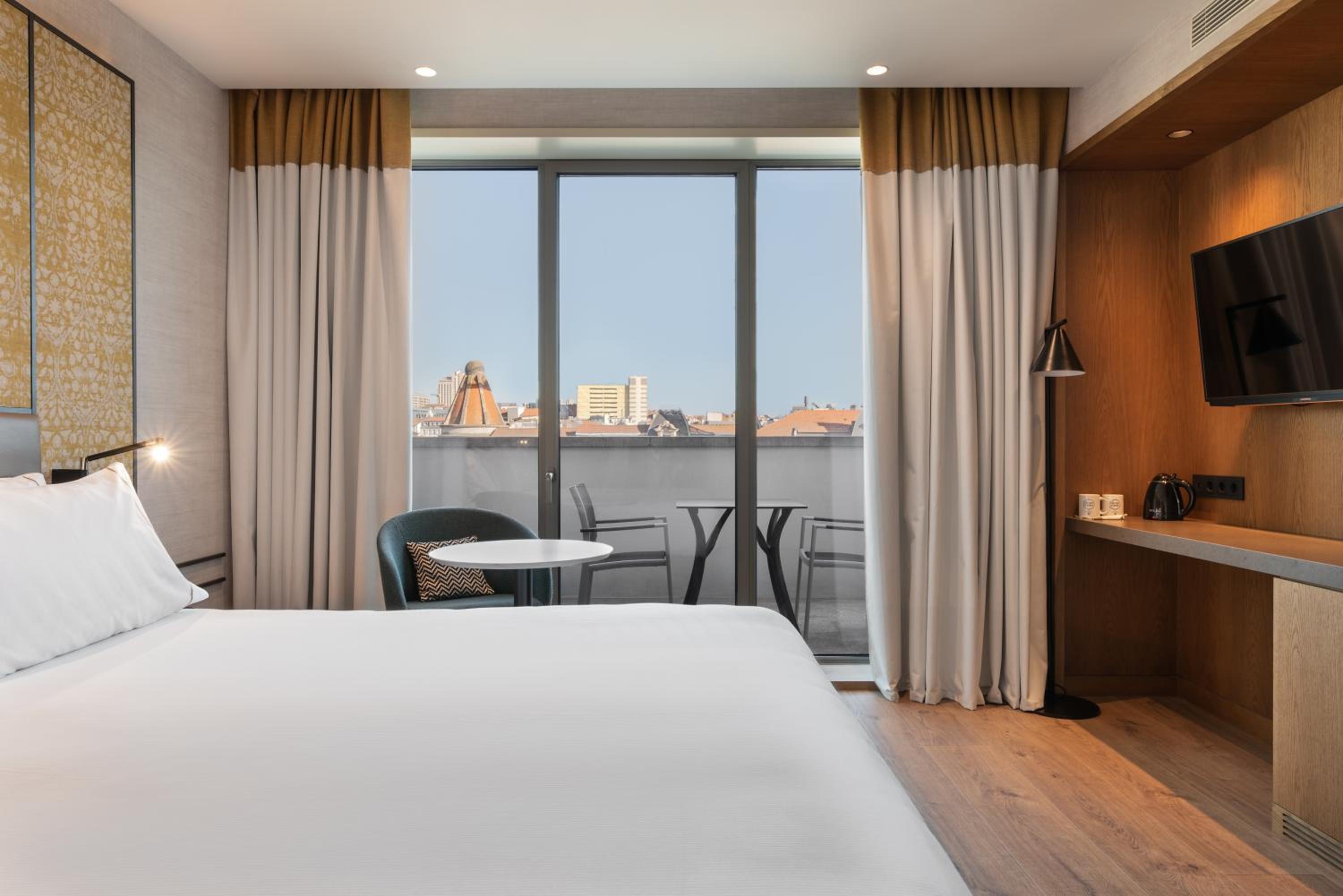 Deluxe Double Room with Balcony and  Aliados View - Photo 8