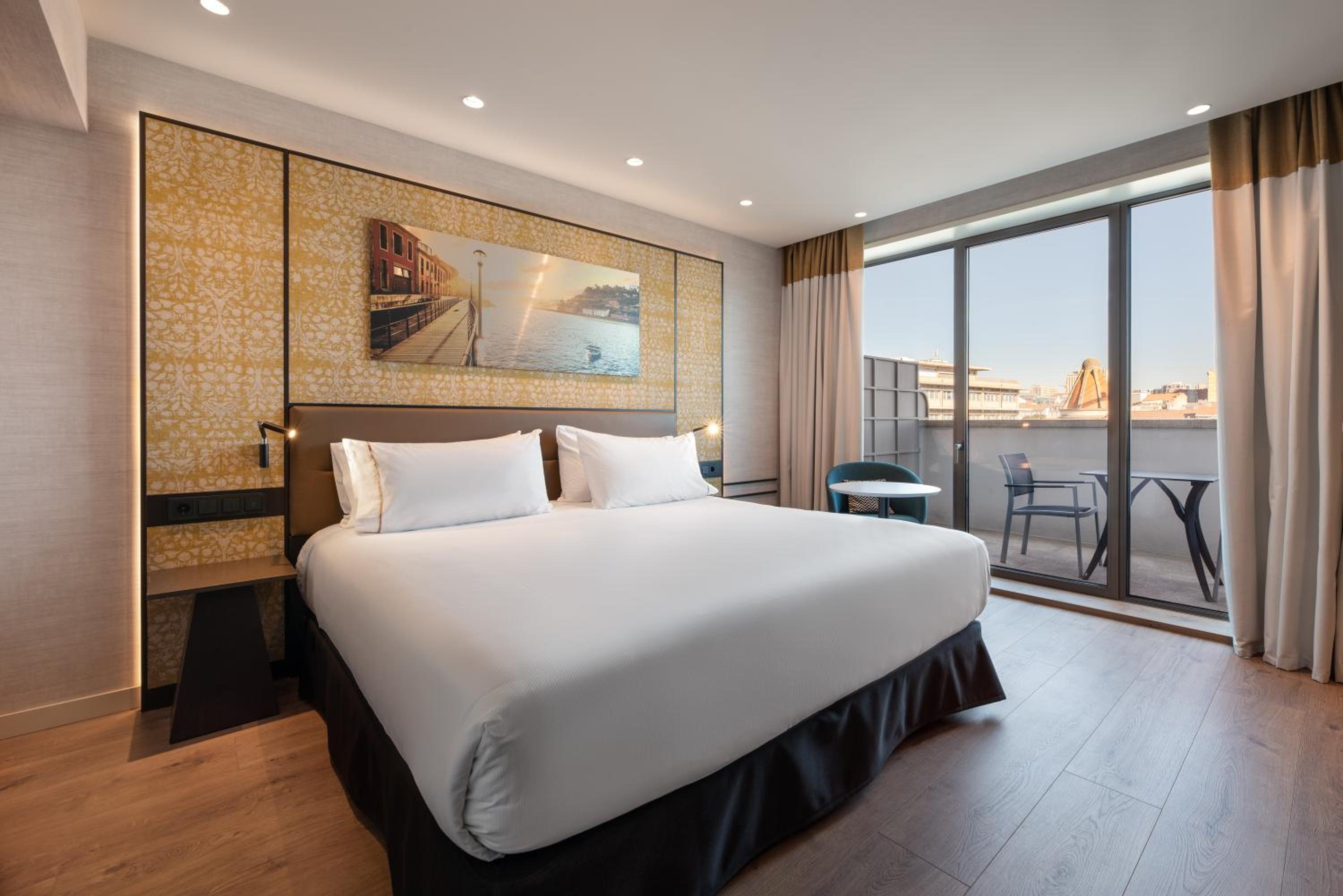 Deluxe Double Room with Balcony and  Aliados View - Photo 9