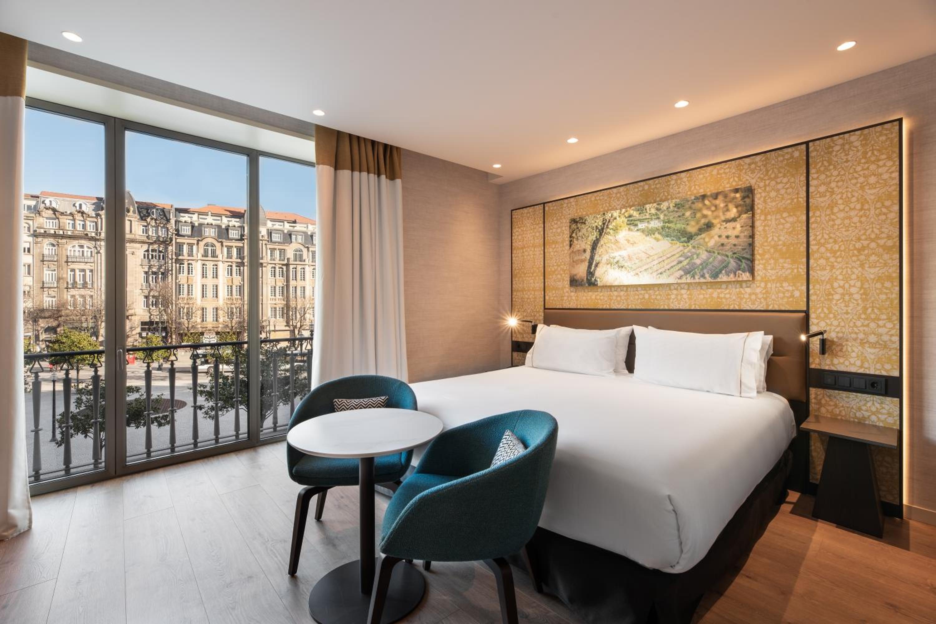 Deluxe Double Room with Balcony and  Aliados View - Photo 2