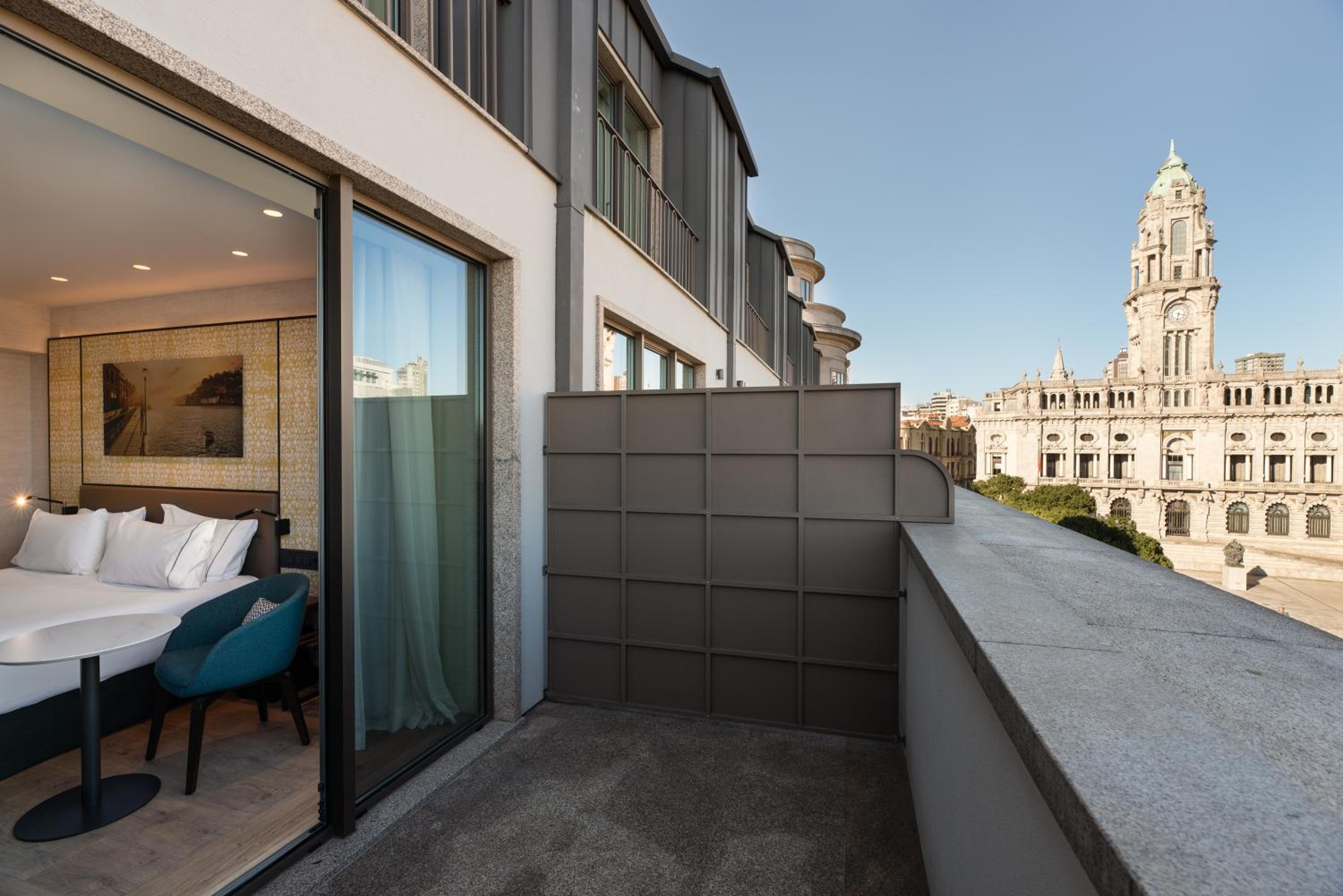 Deluxe Double Room with Balcony and  Aliados View - Photo 4