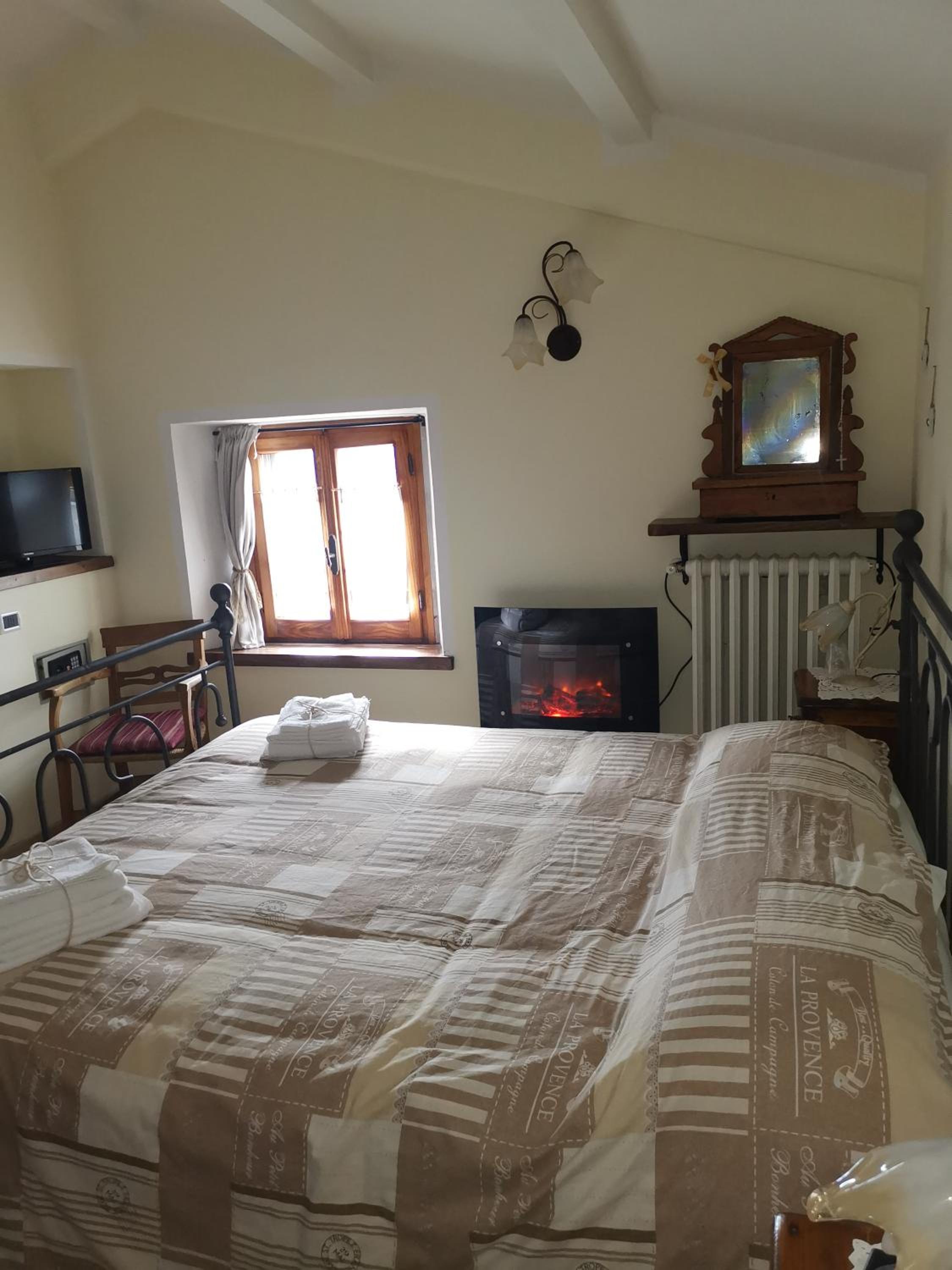 Large Double Room - Photo 1