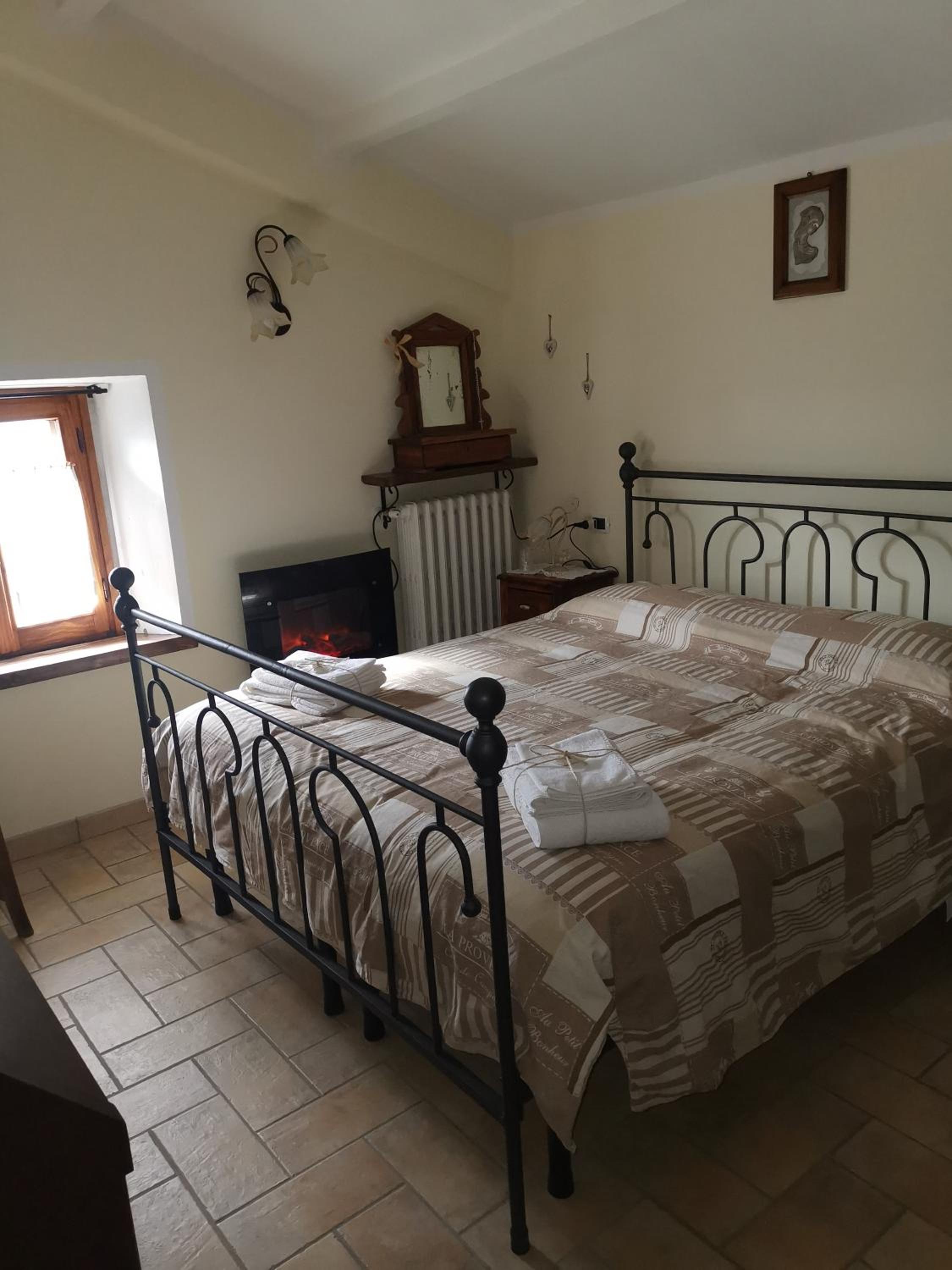 Large Double Room - Photo 6