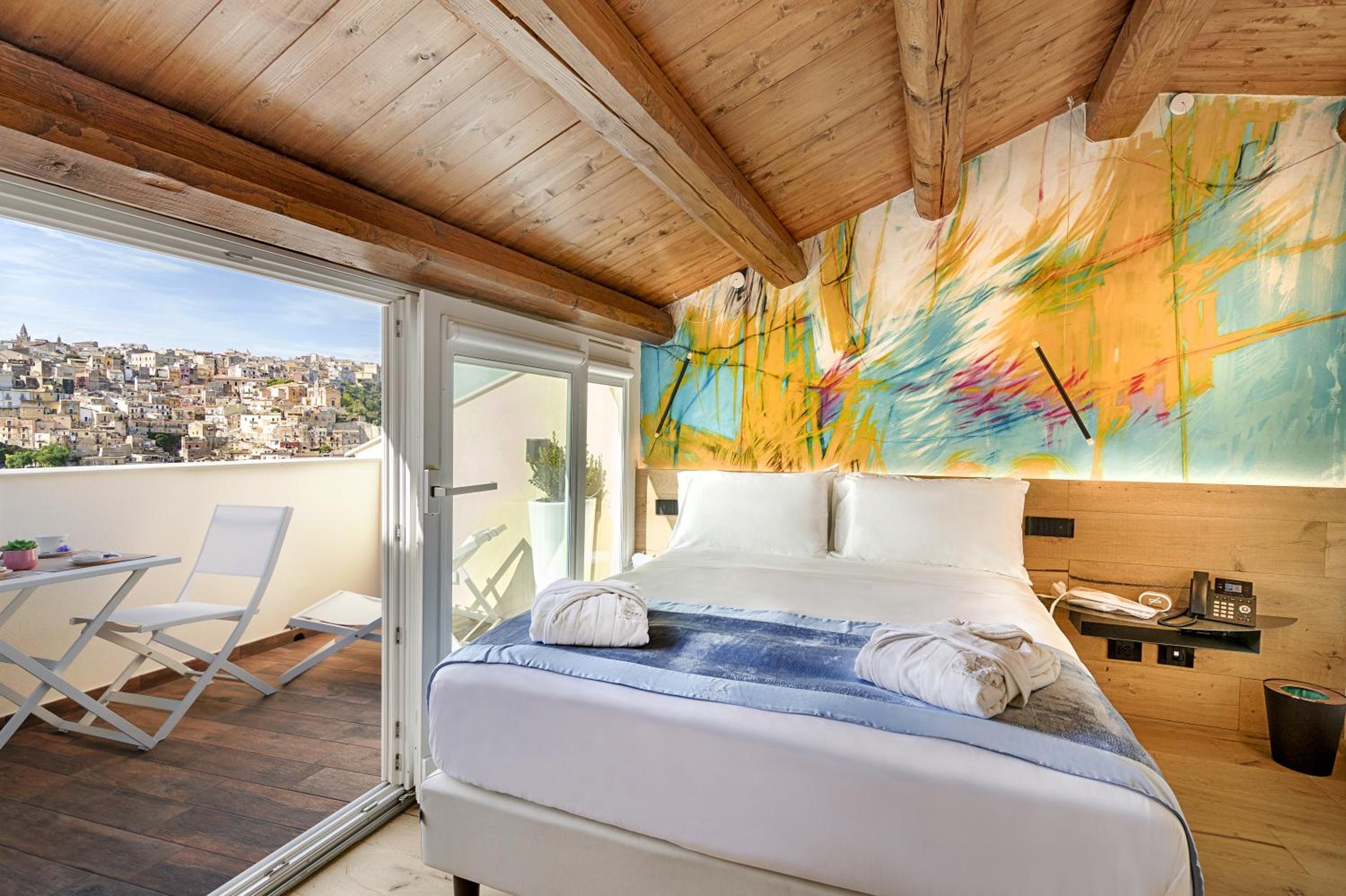 Queen Room with Balcony photo 1