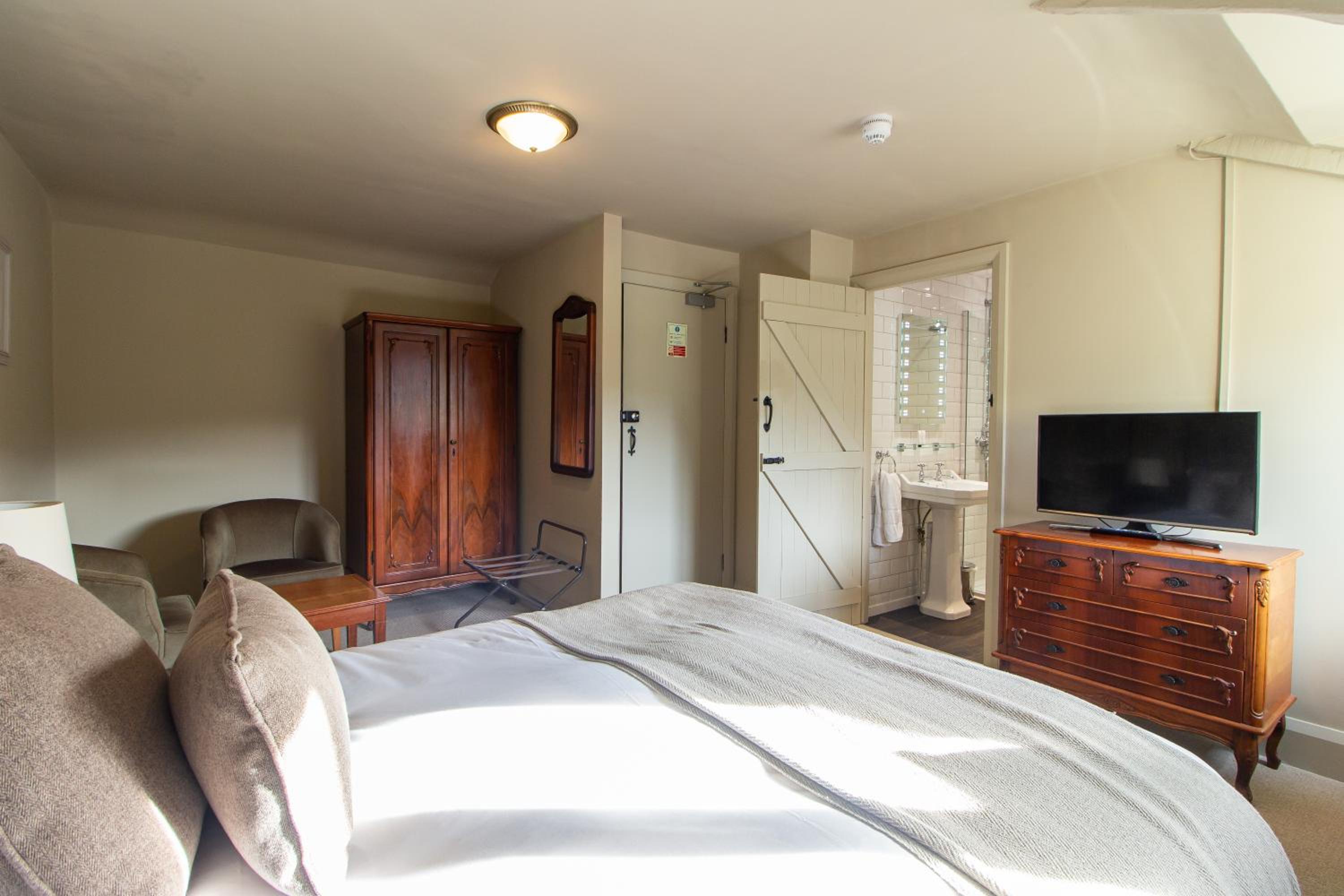 Deluxe King Room - Photo 2