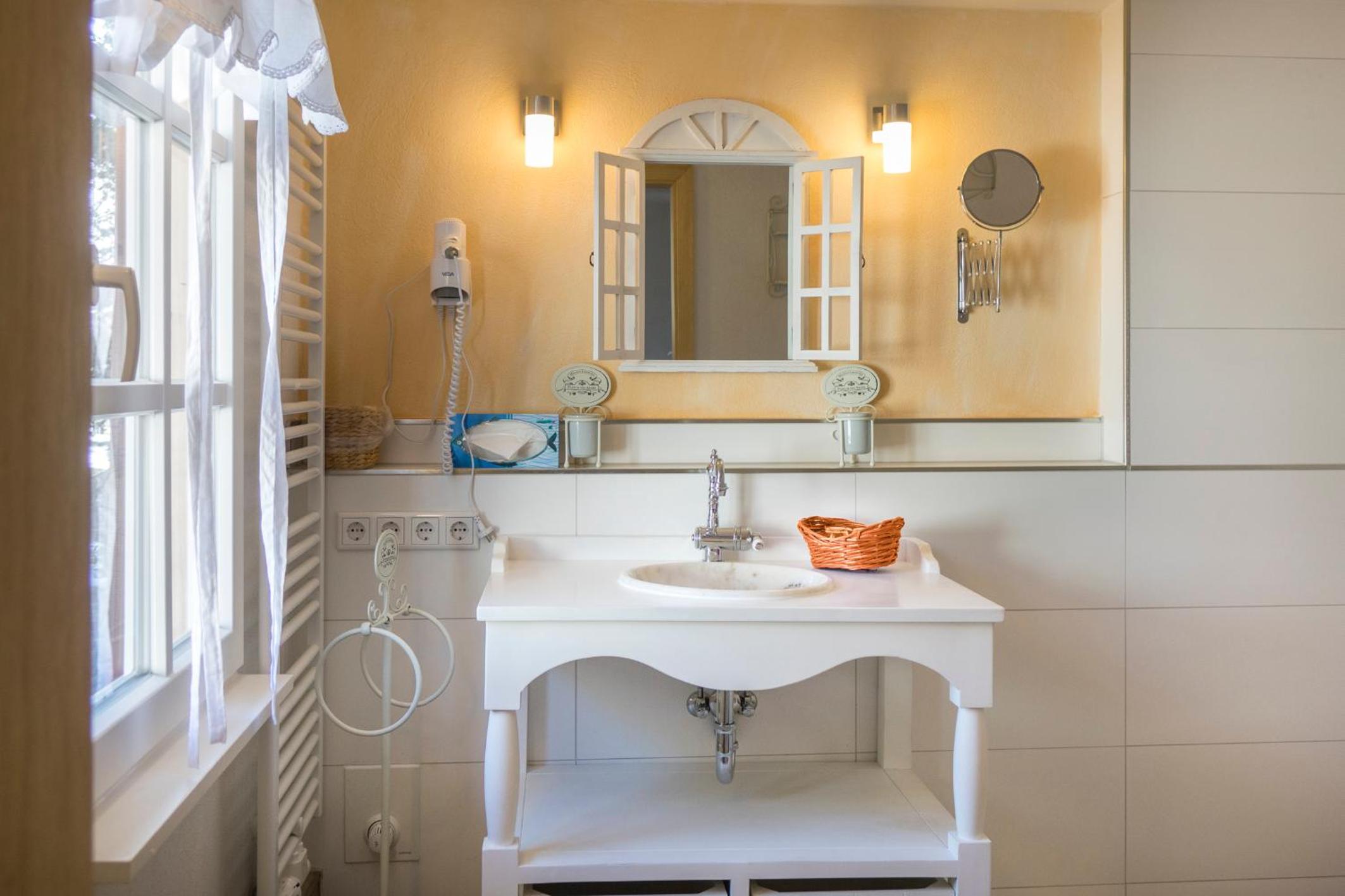 Deluxe Double Room with Bath photo 3