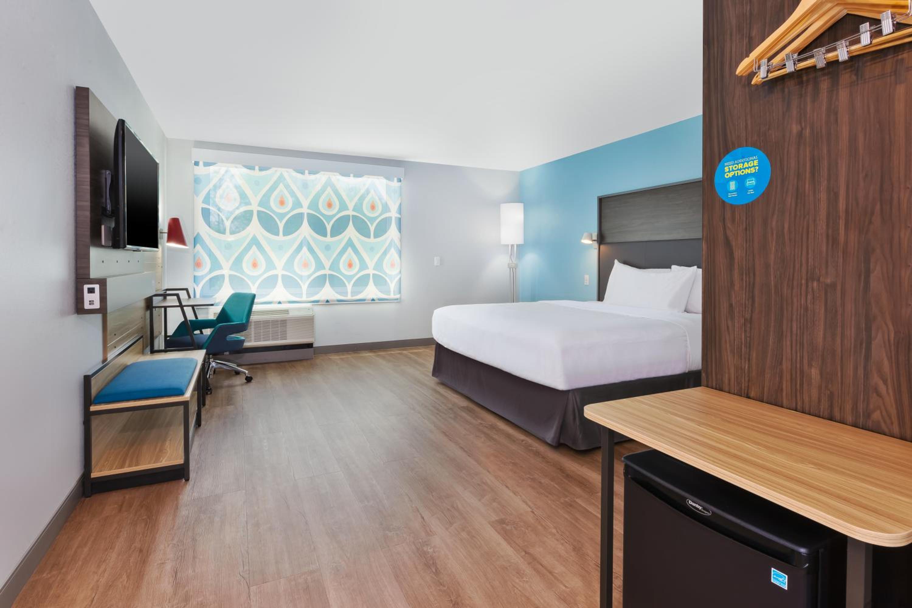King Room with Roll-In Shower - Mobility Access - Photo 3