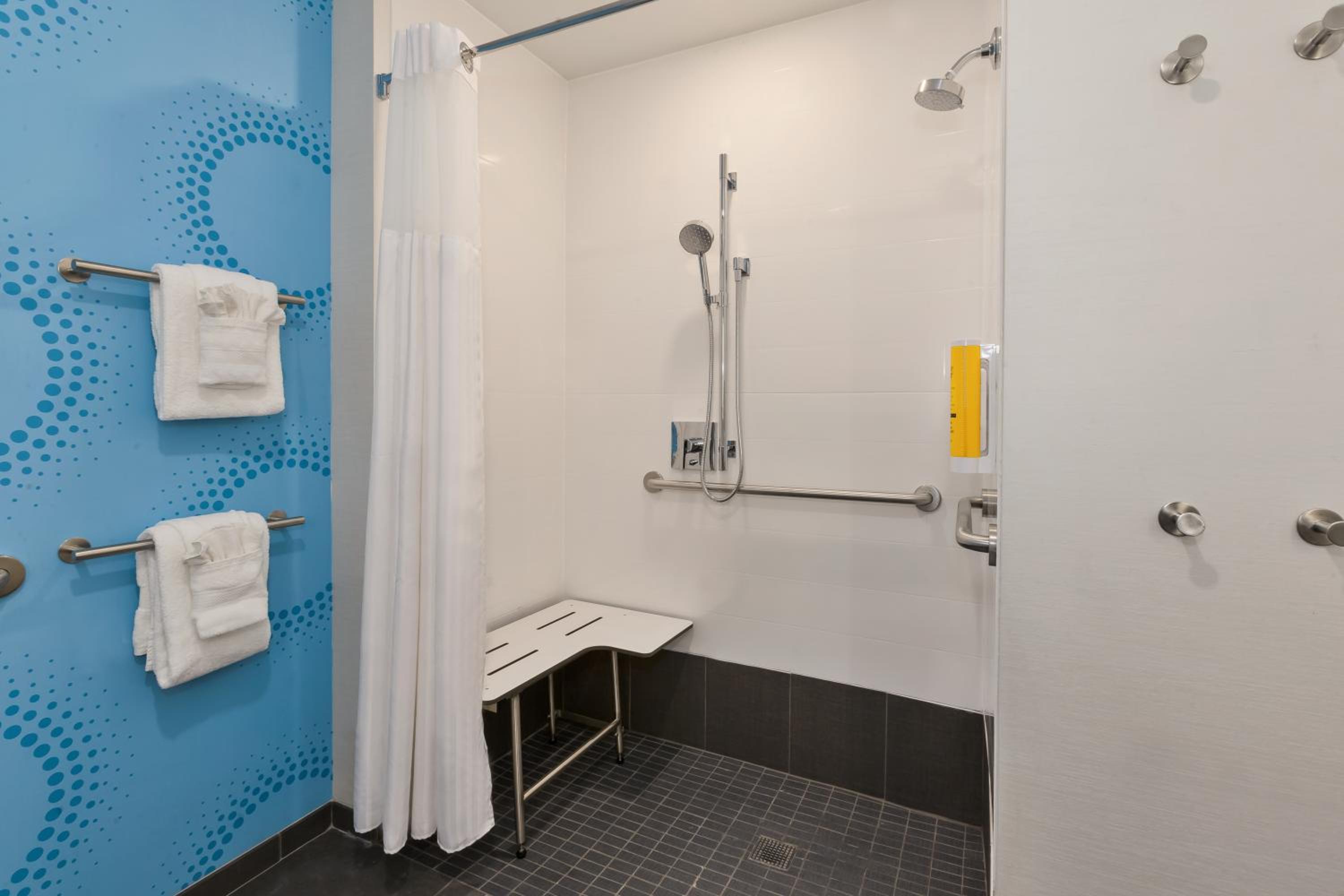 Queen Room with Two Queen Beds and Roll-In Shower - Mobility Access - Photo 2