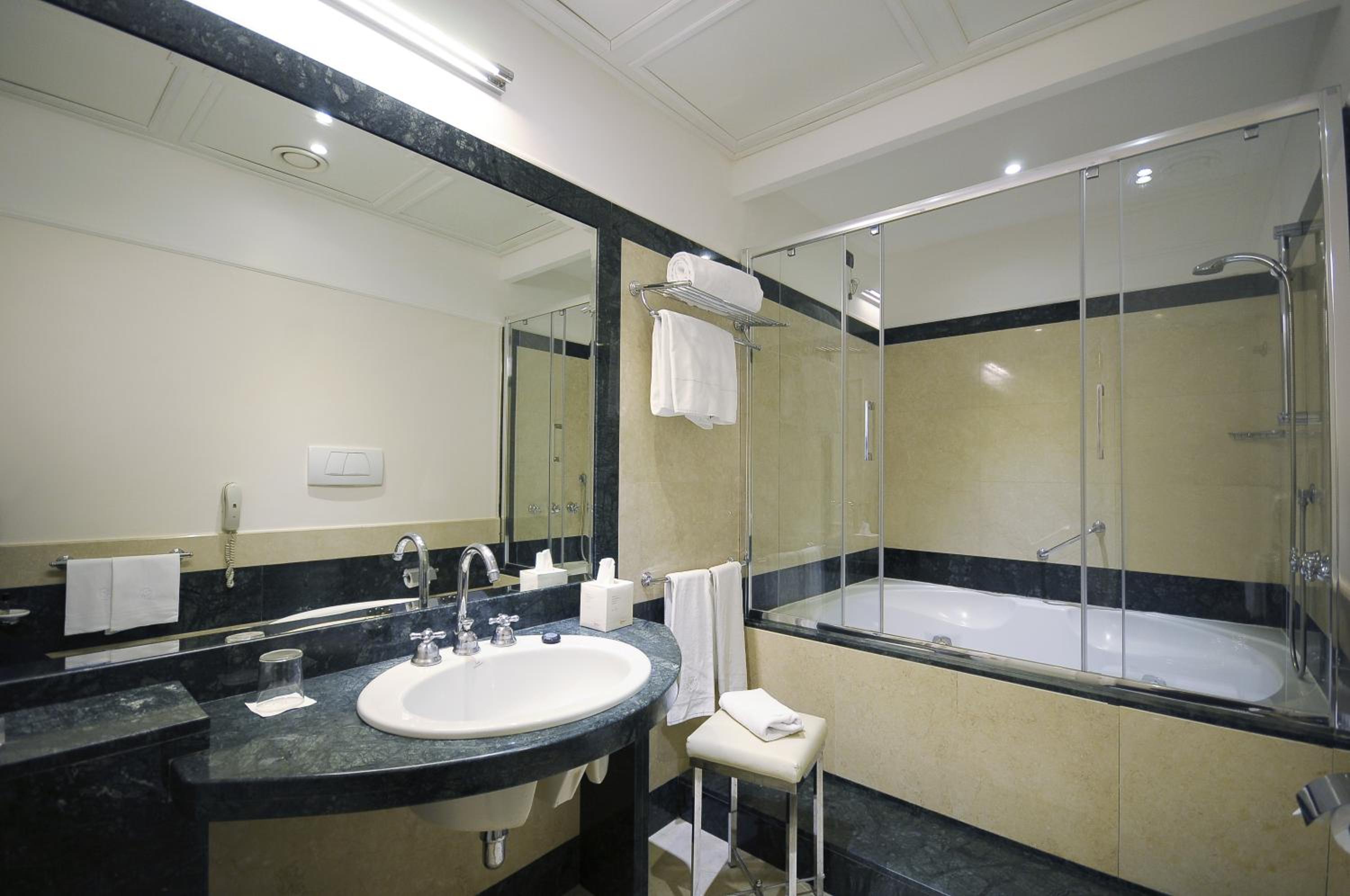 Standard Double Room - Photo 4