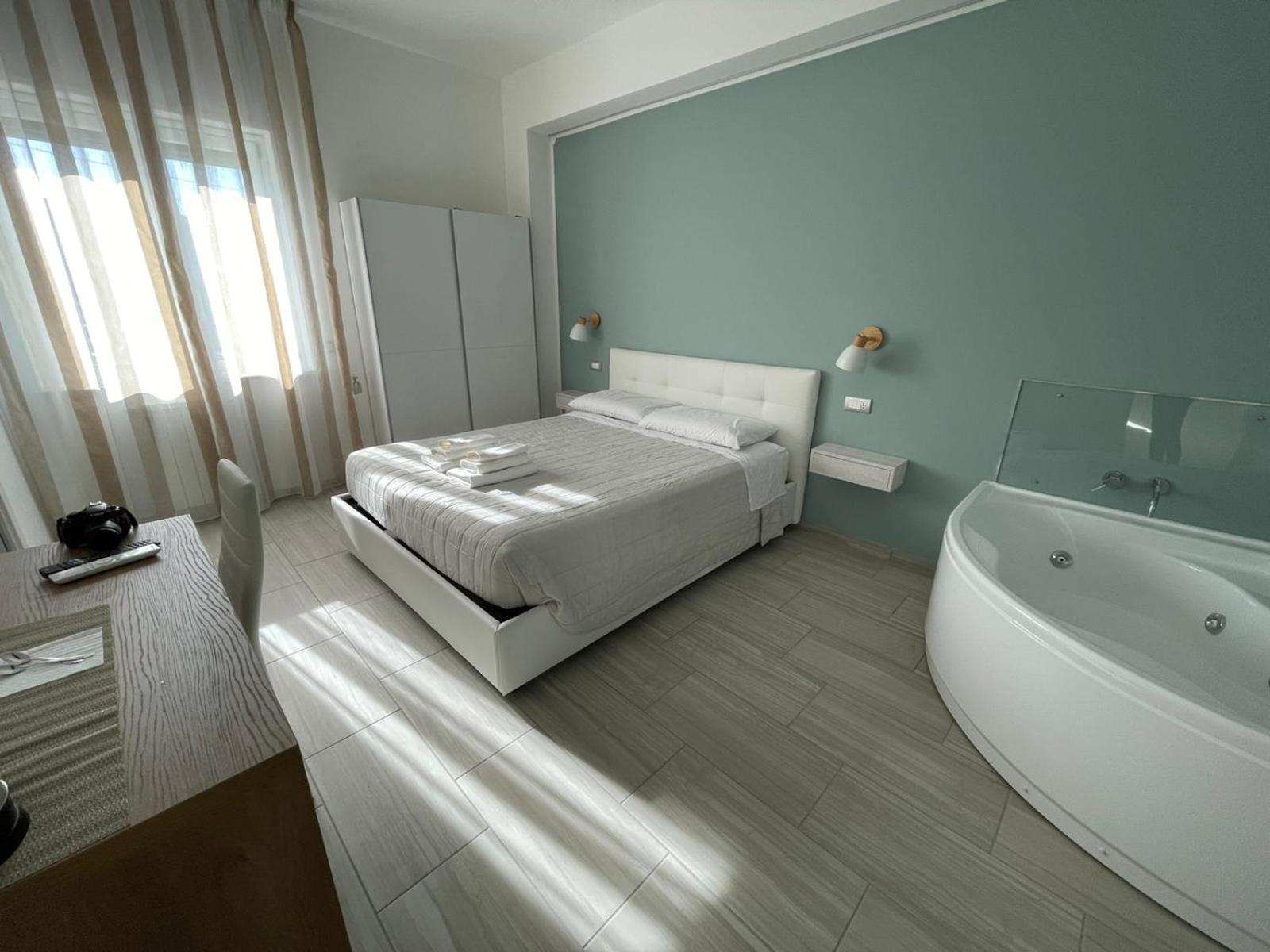 Double Room with Spa Bath - Photo 9