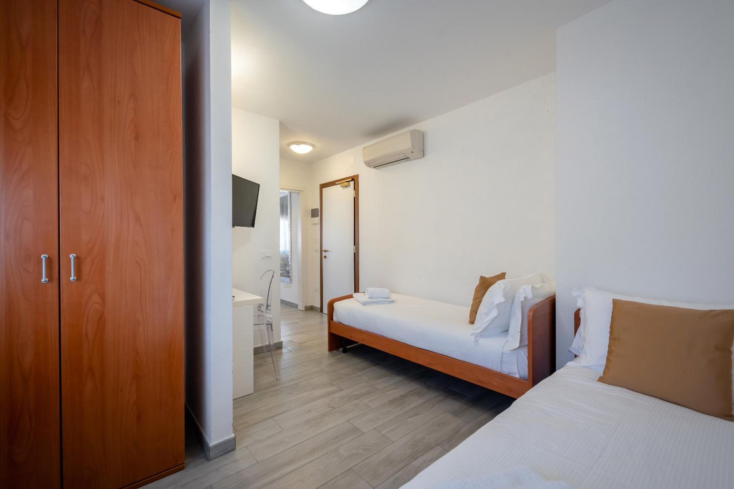 Two Connecting Rooms - Photo 2