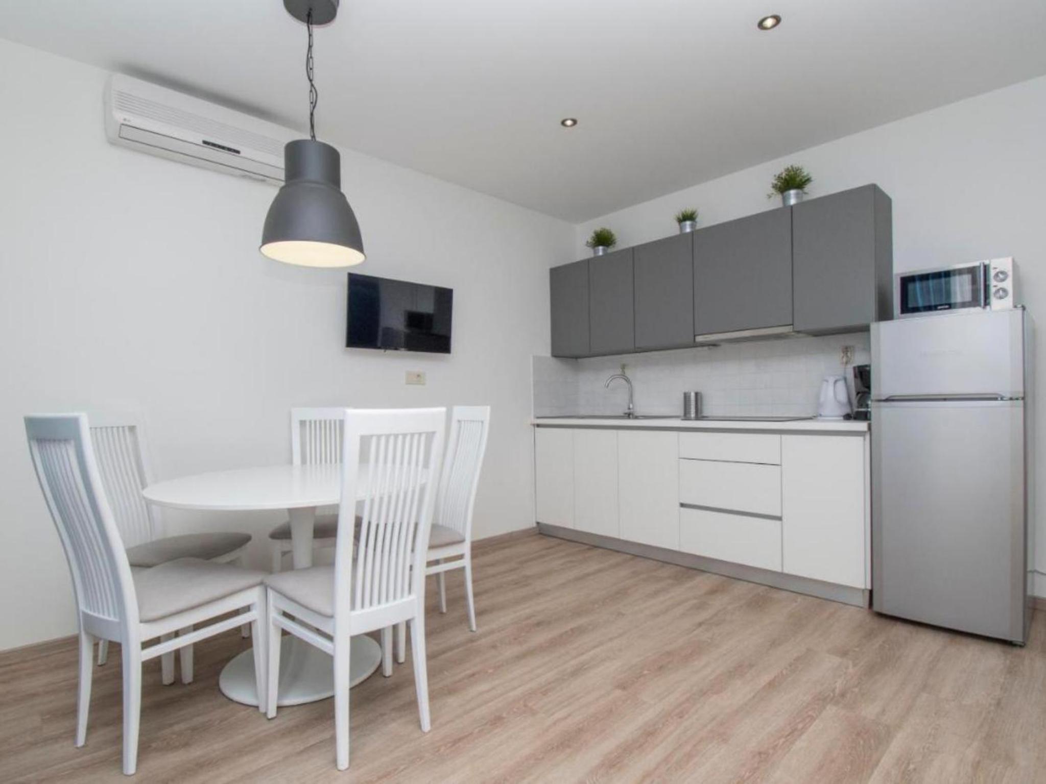 Comfort One-Bedroom Apartment with Balcony and Sea View photo 2