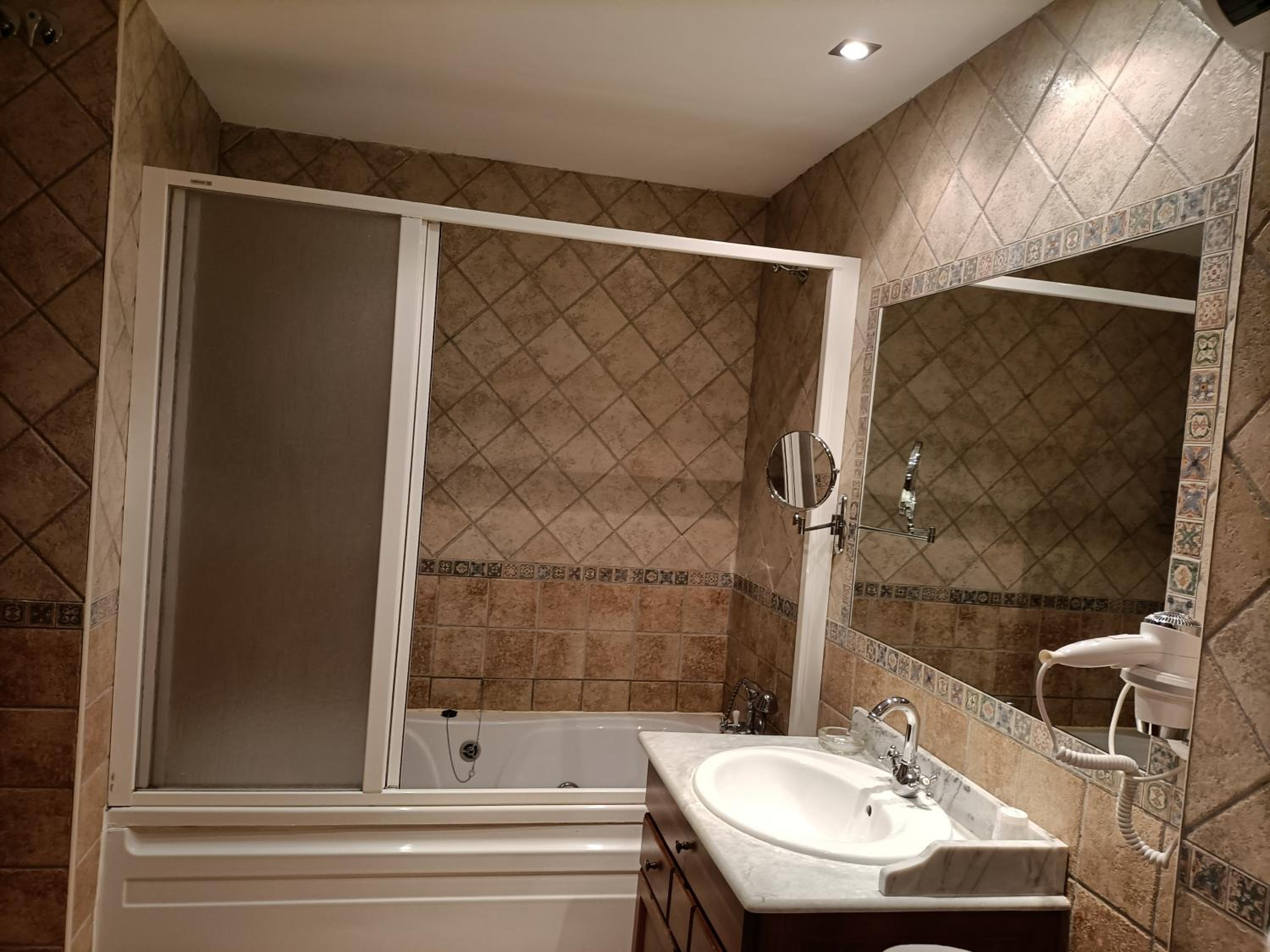 Queen Room with Spa Bath - Photo 2