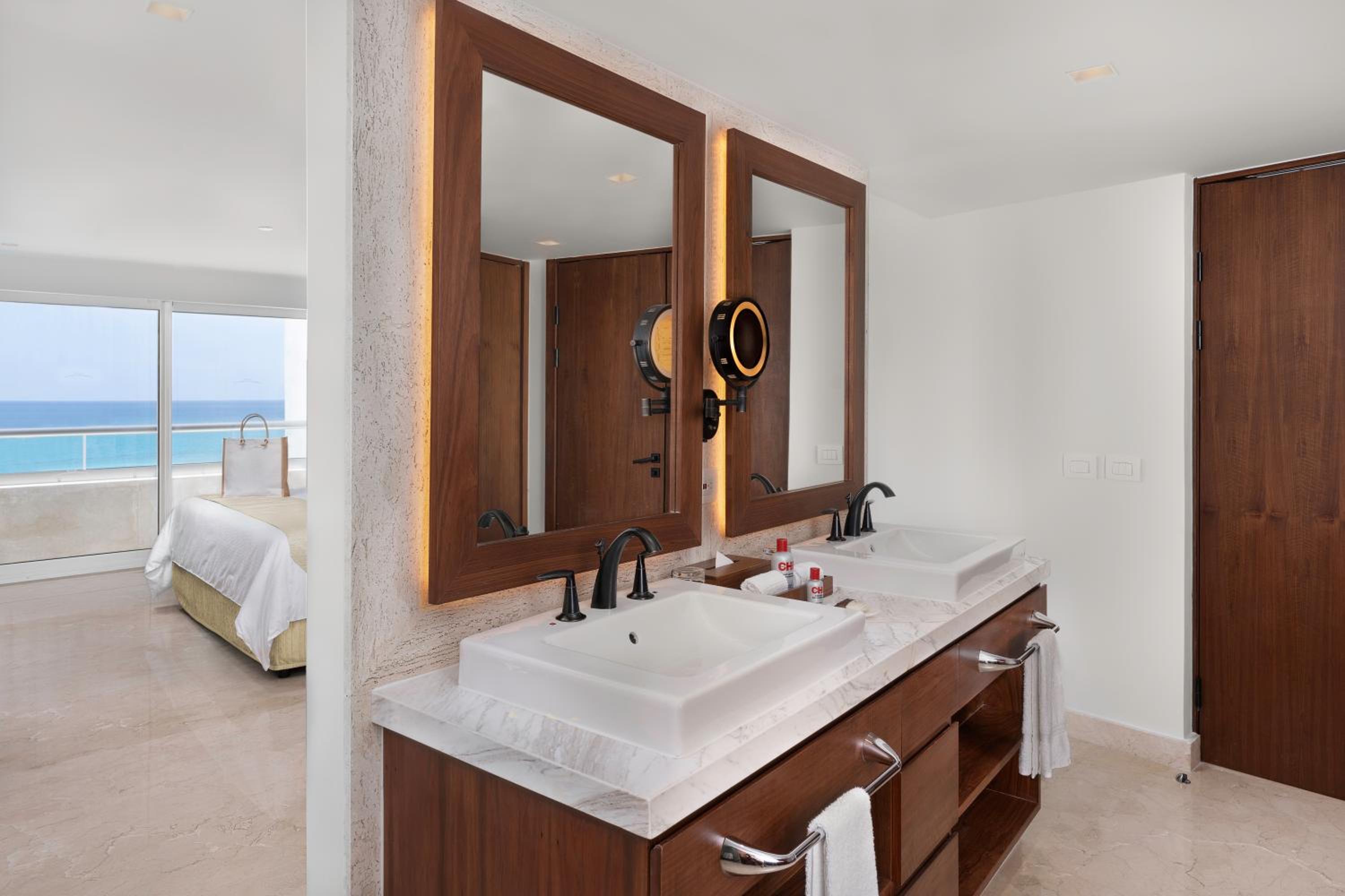 Superior Honeymoon Suite Ocean View - King Size Bed