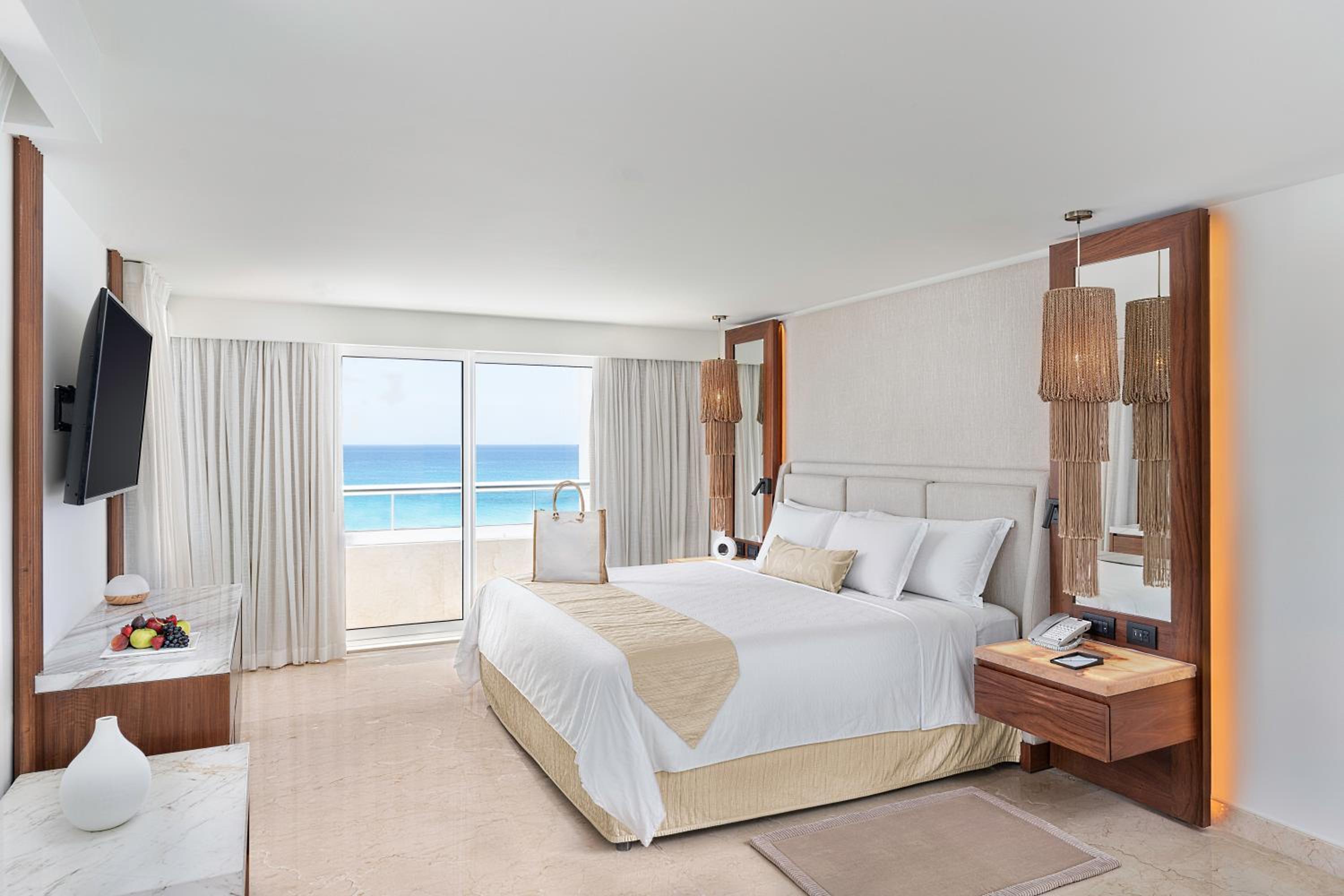 Superior Governor Suite Partial Ocean View - King Size Bed