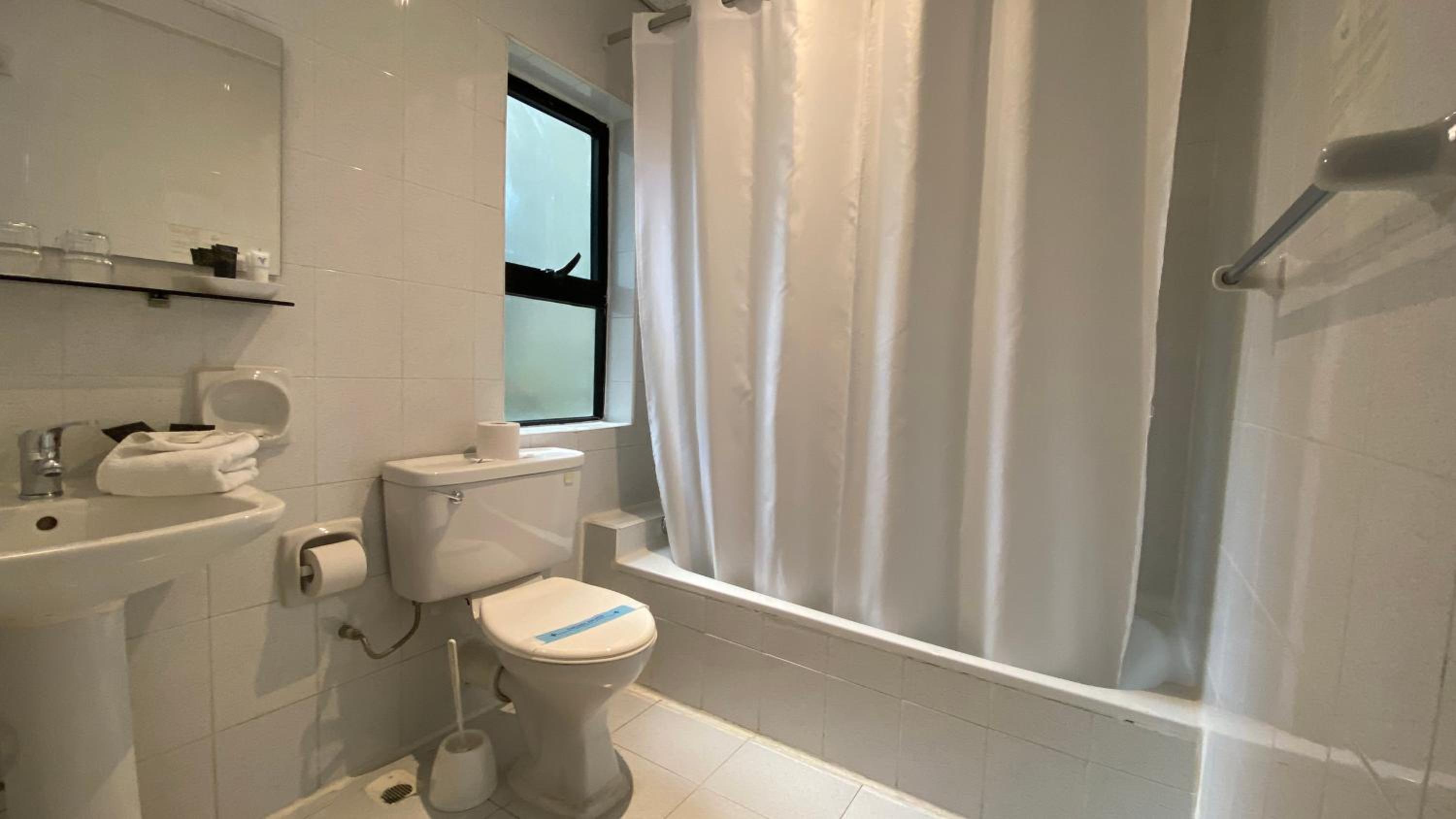 Double or Twin Room with Balcony and Sea View - Photo 12