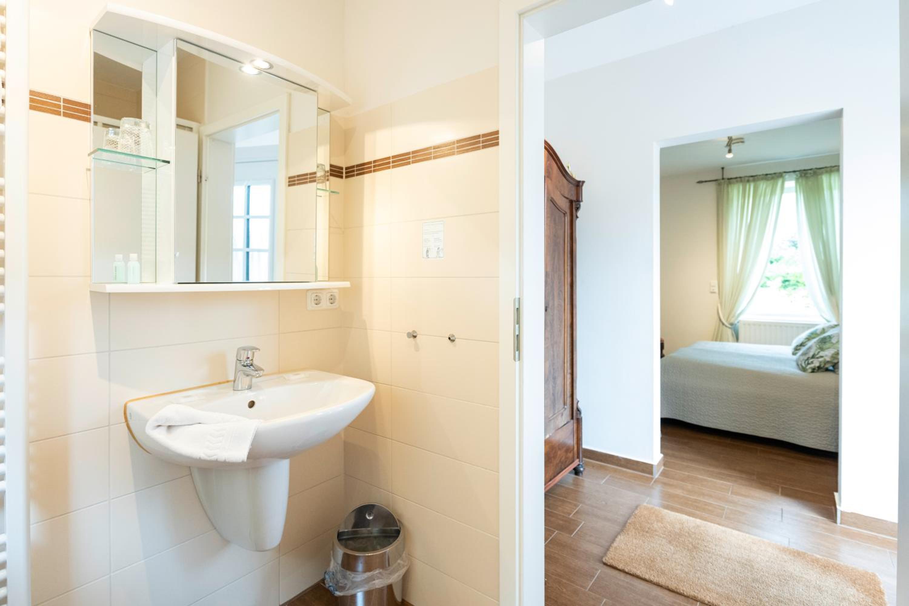 Standard Double Room - Photo 18