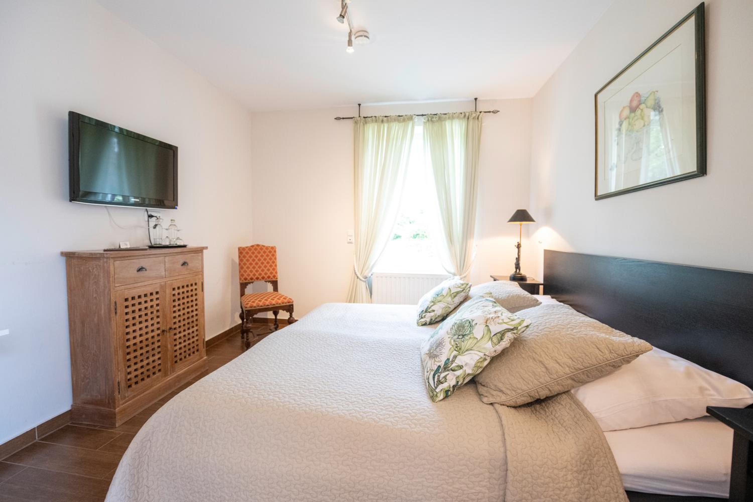 Standard Double Room - Photo 11