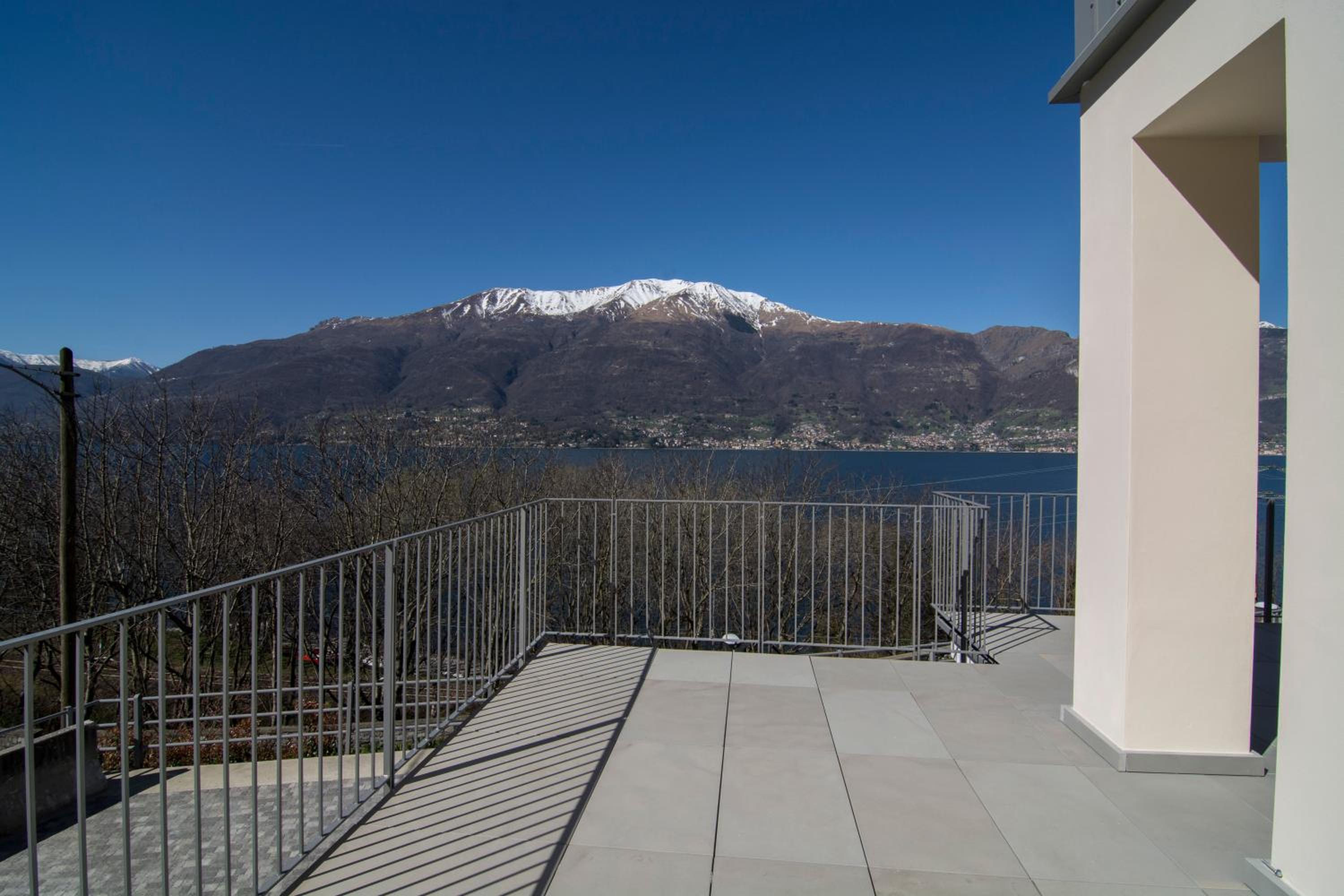 Three-Bedroom Apartment with Lake View - Split Level photo 3