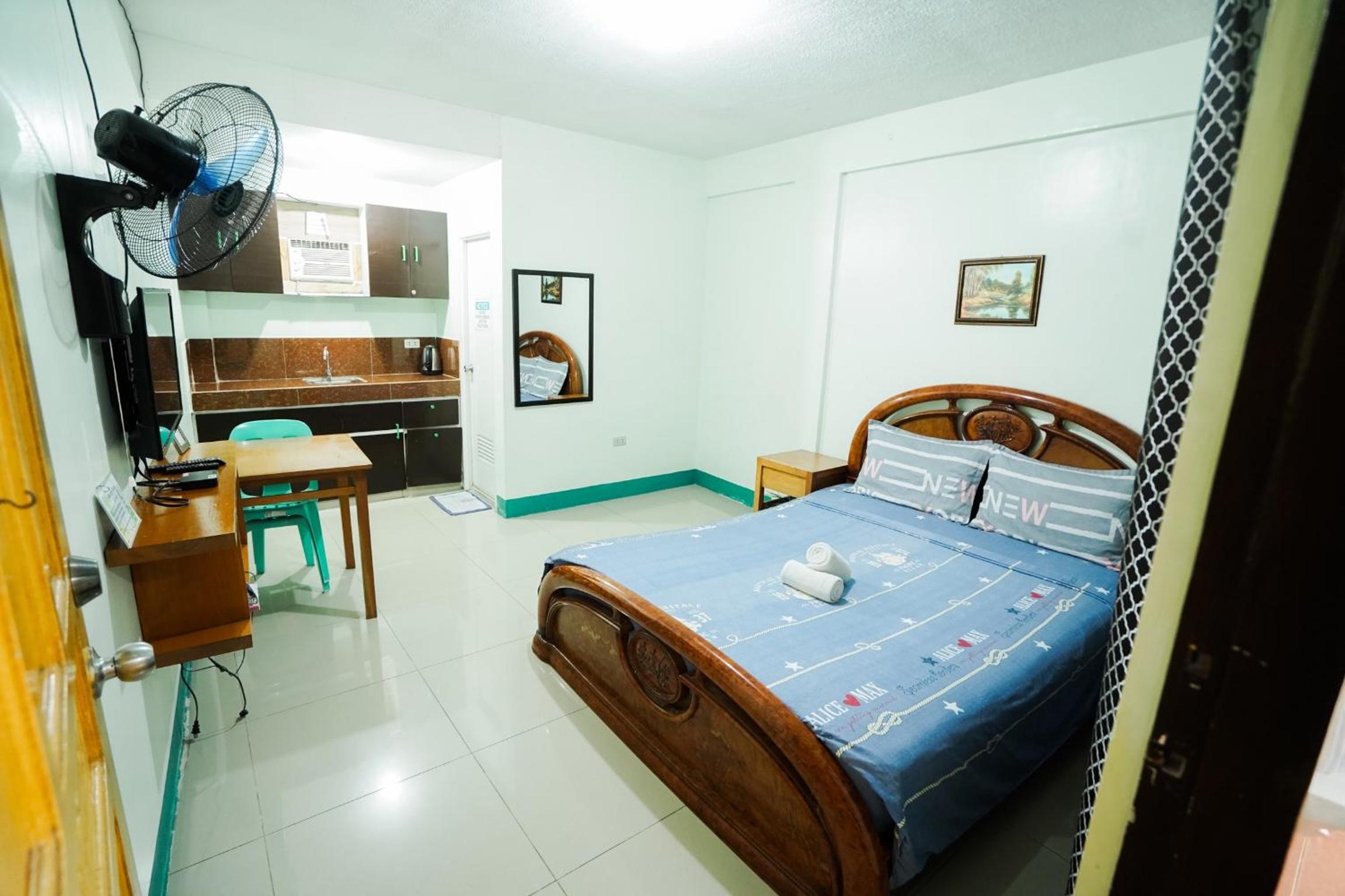 Deluxe Double Room (2 Adults + 1 Child) - Photo 1