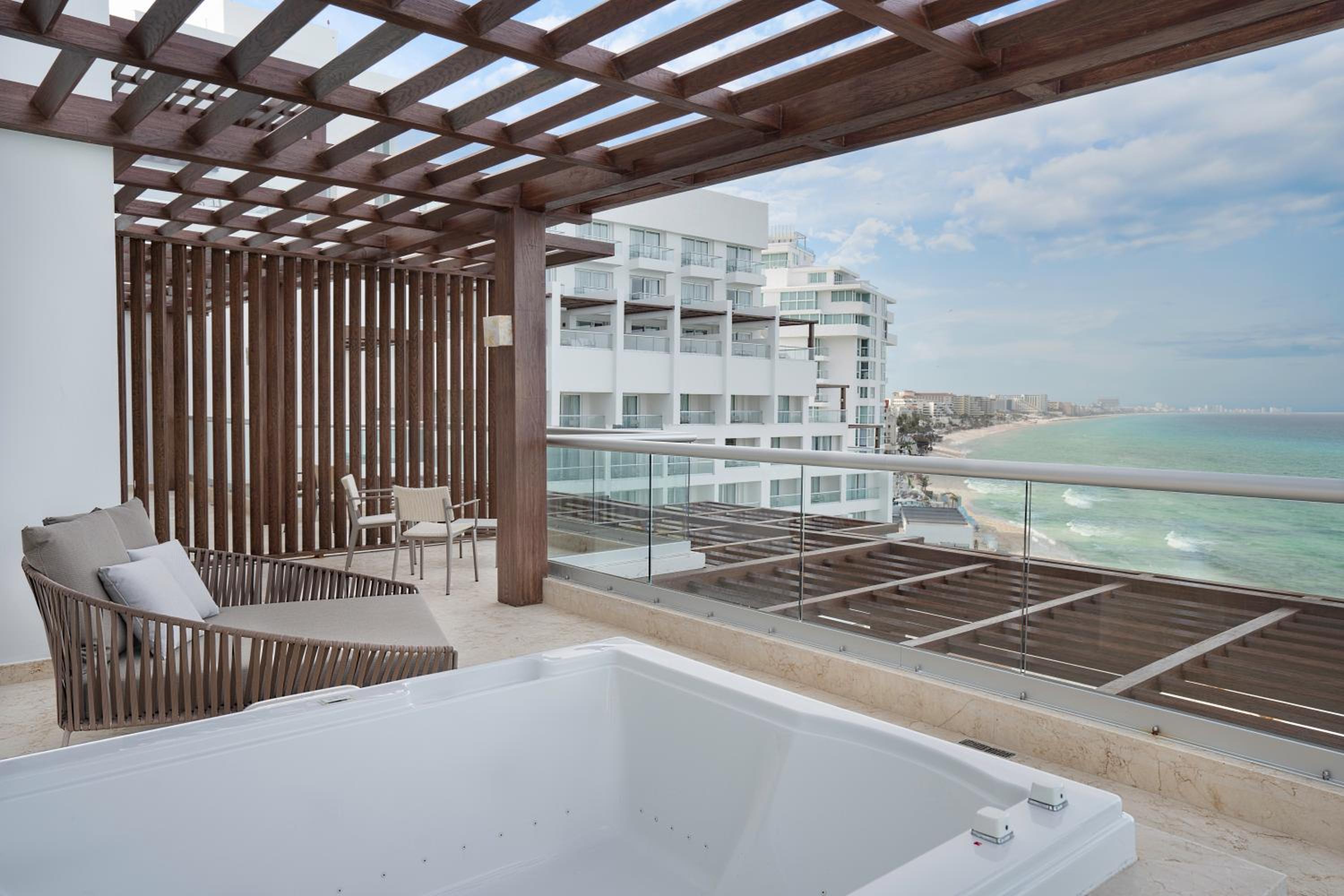 Superior Two Bedroom Presidential Suite Ocean View - King Size Bed