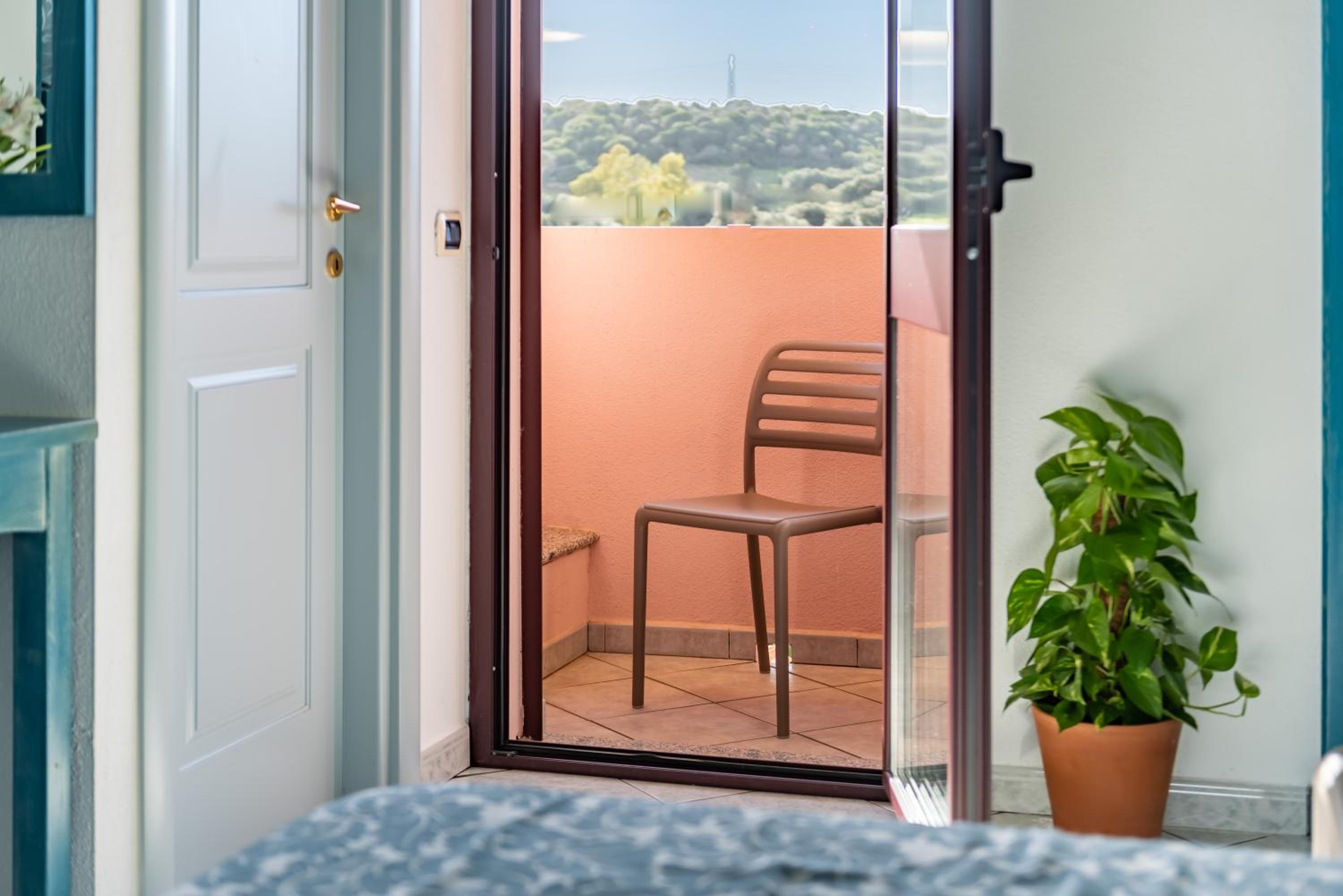 Double Room with Balcony - Photo 7