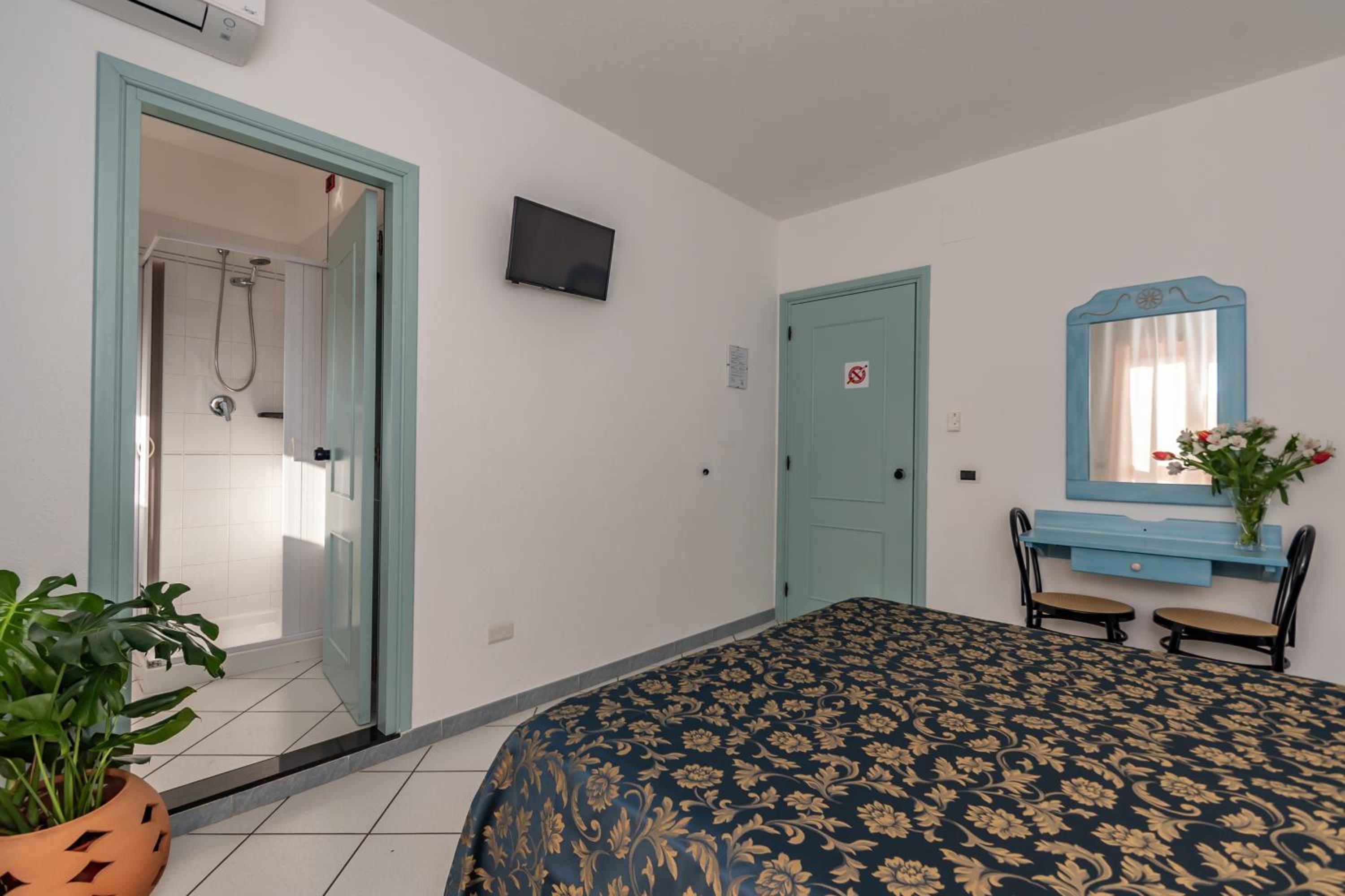 Double Room with Balcony - Photo 2