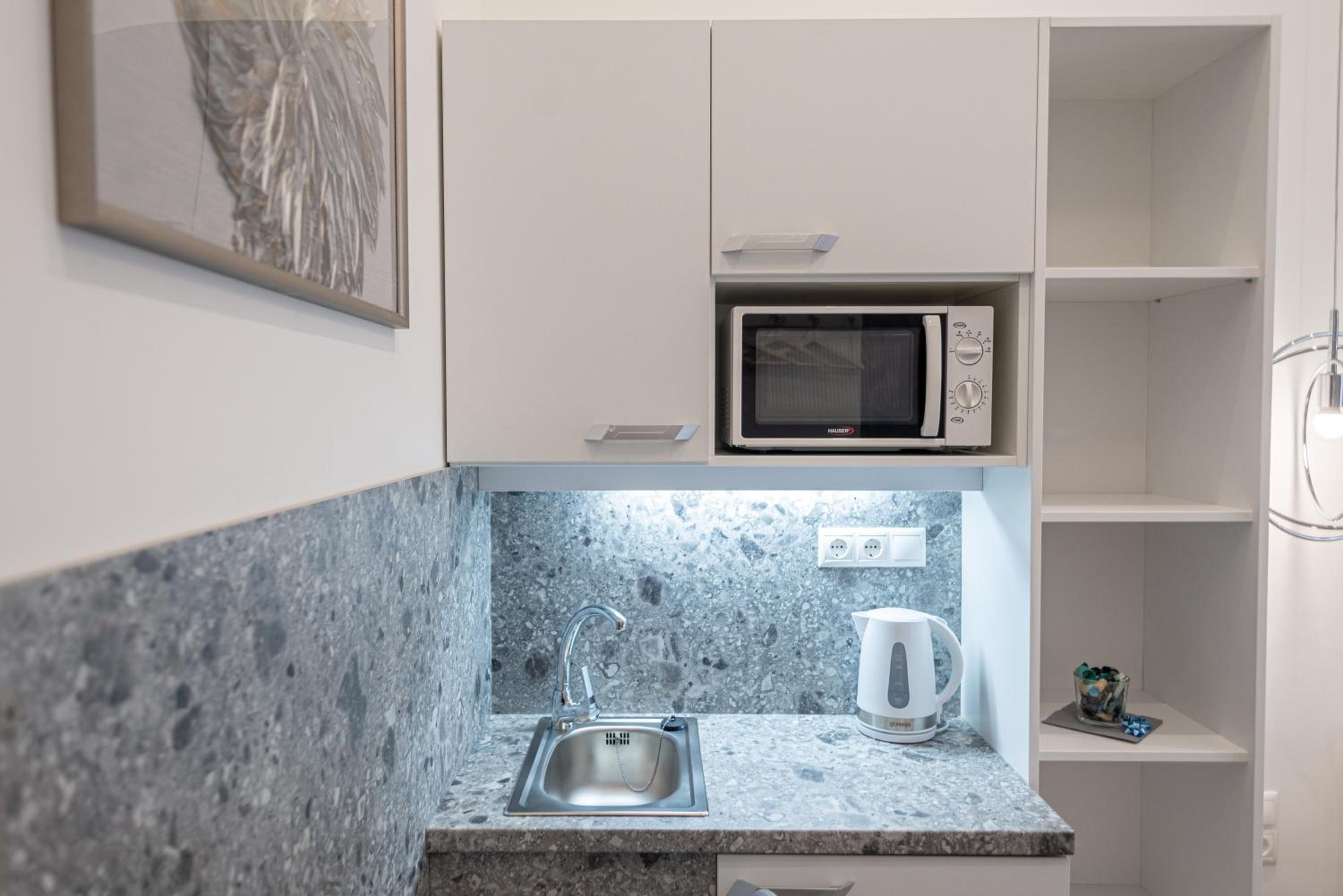 Double Room with Private Bathroom - Photo 8