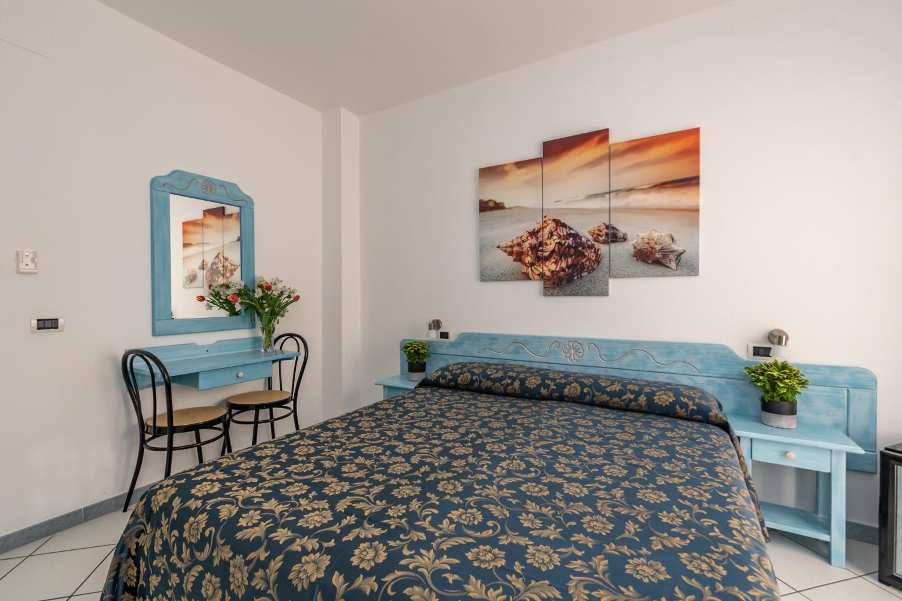 Double Room with Balcony - Photo 9