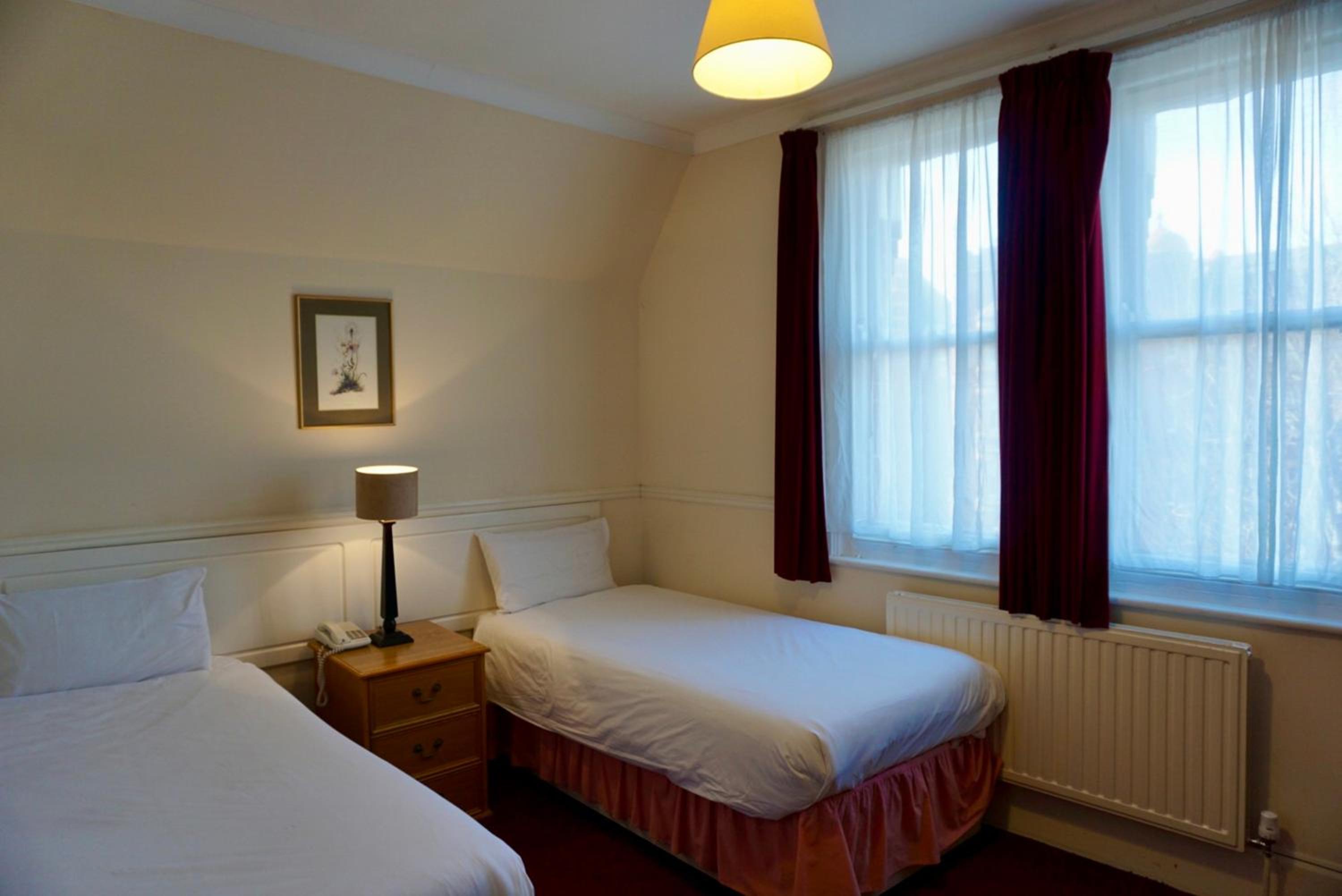 Standard Twin Room - Photo 7