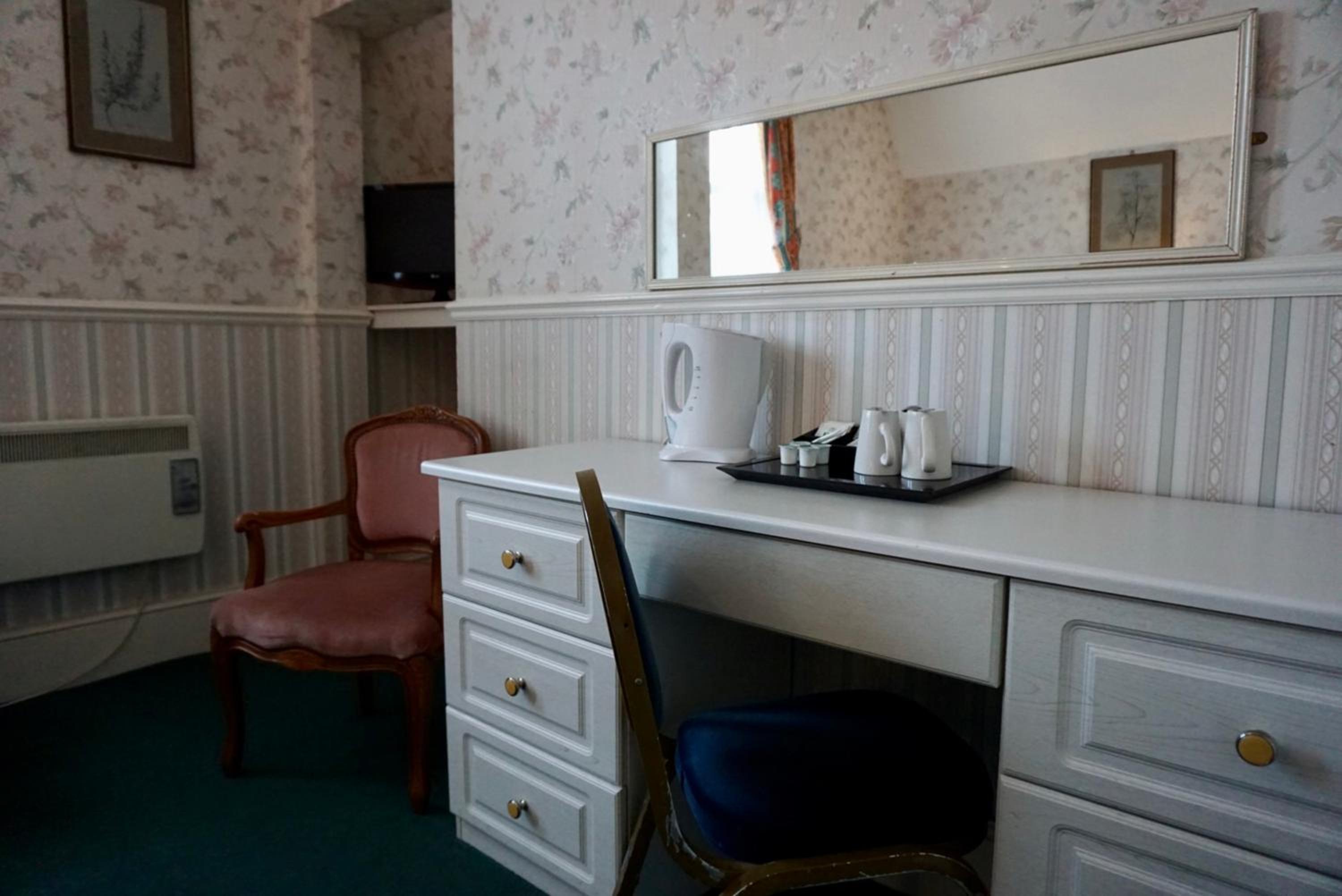 Standard Twin Room - Photo 9