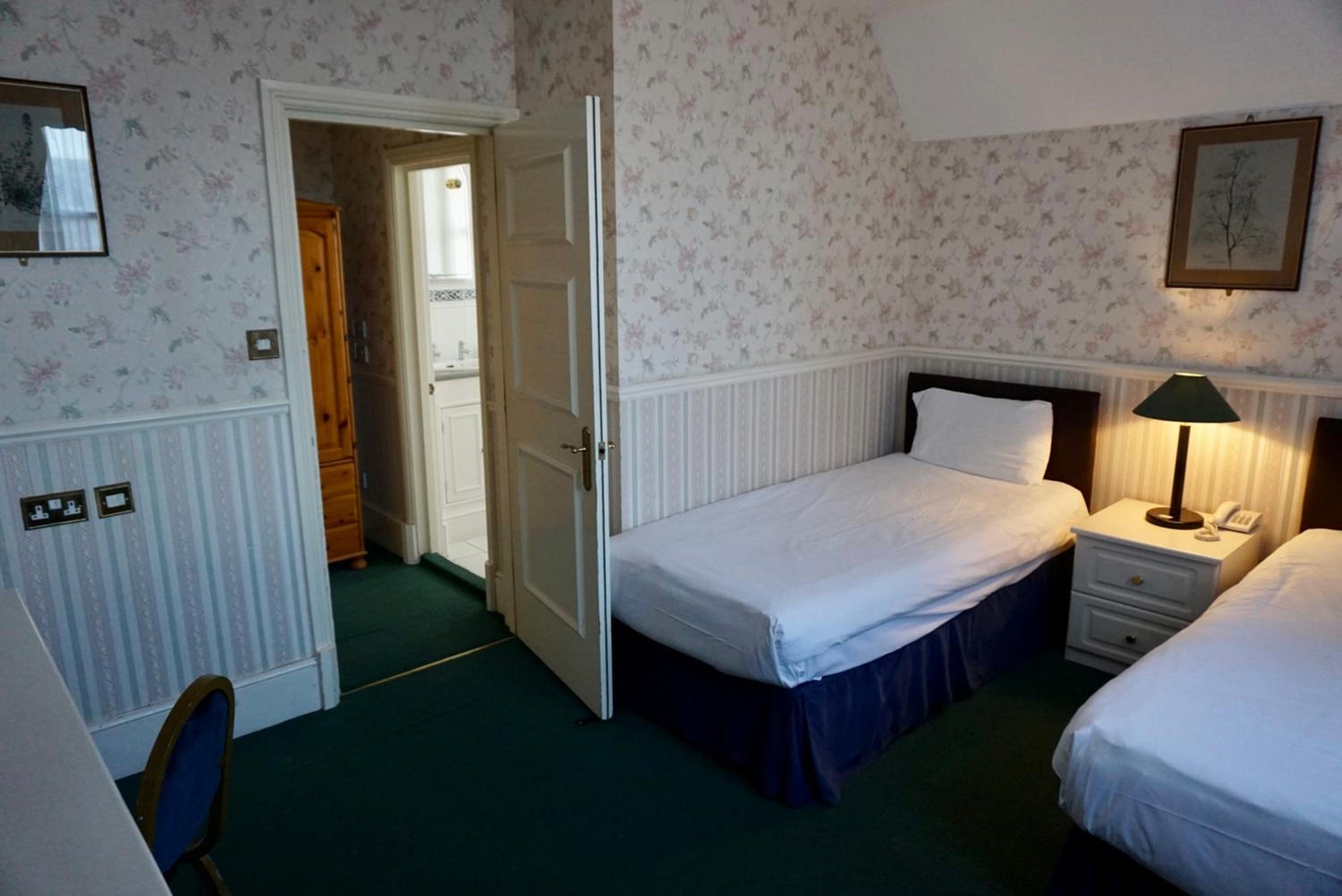 Standard Twin Room - Photo 5