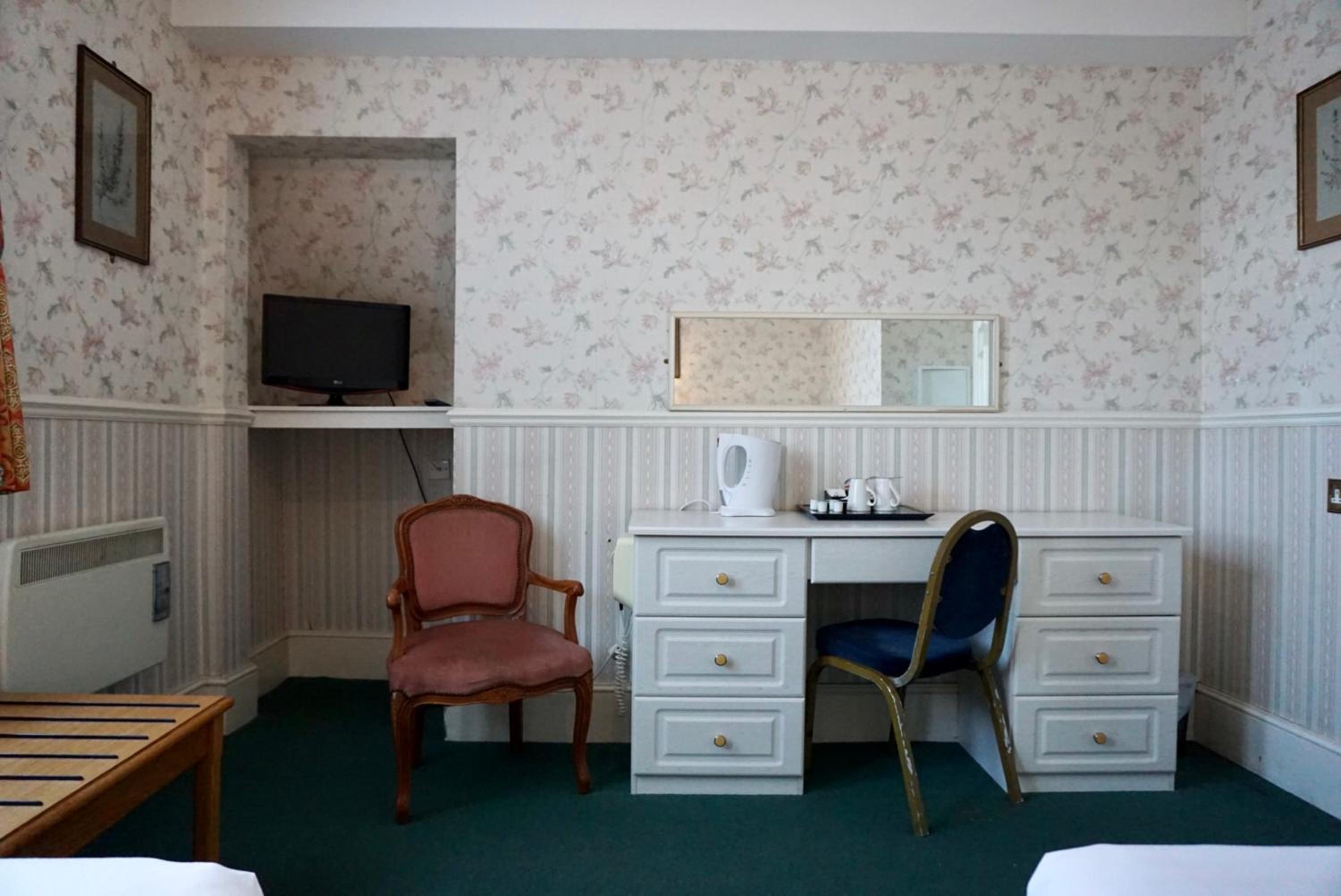Standard Twin Room - Photo 4