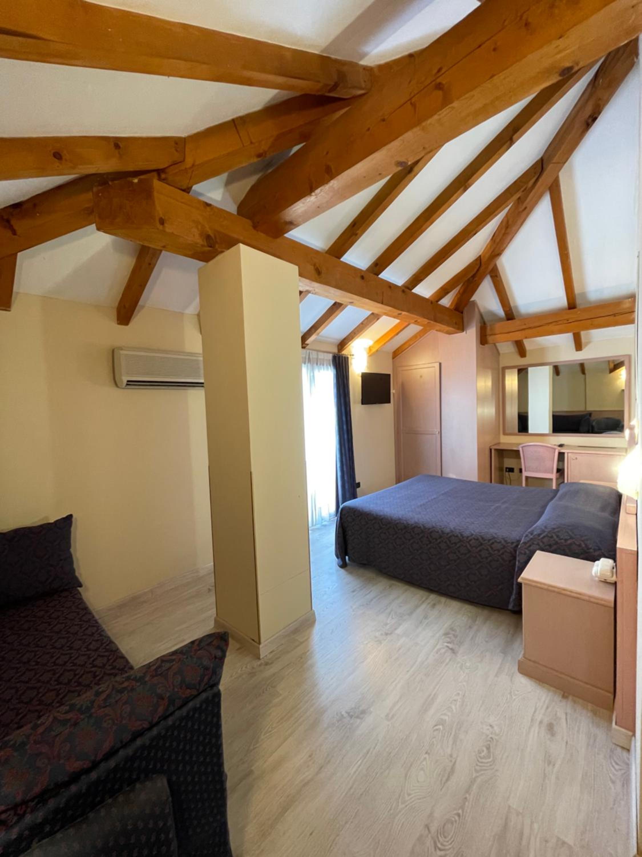 Double Room - Photo 3